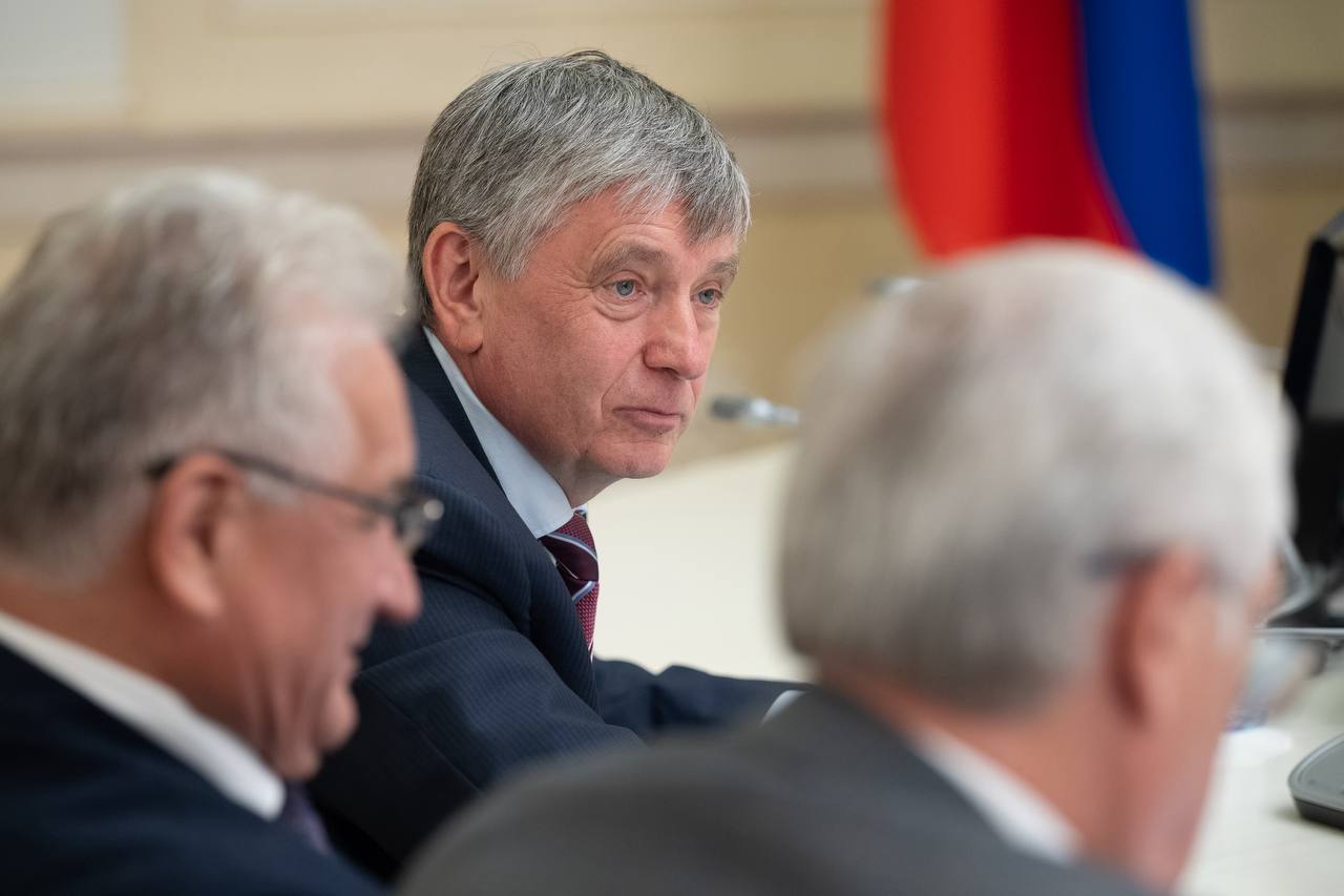 До 300 тыс. ₽ увеличены премии молодым учёным Свердловской области, — врио губернатора Денис Паслер. 20 победителей встретятся с главой региона, конкурс будет объявлен до сентября. Сегодня состоялось заседание совета ректоров вузов Среднего Урала.