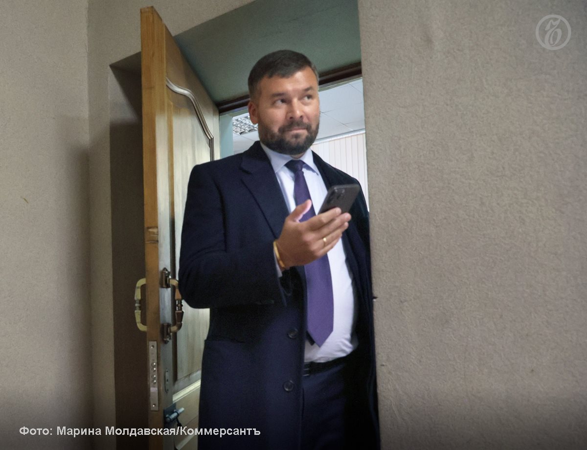 Гособвинитель во время судебных прений запросил для предпринимателя и депутата Екатеринбургской гордумы от Единой России ЕР Виталия Чачина пять лет исправительной колонии общего режима со штрафом 900 тыс руб Кроме того прокурор запросил суд лишить Чачина права заниматься предпринимательской деятельностью на срок 2 года сообщили Ъ Урал в пресс службе прокуратуры Свердловской области Напомним депутат обвиняется в картельном сговоре более чем на 286 млн руб Ему вменяется п а ч 2 ст 178 УК РФ ограничение конкуренции совершенное с использованием служебного положения По версии следствия он совместно с учредителем ООО Техностройкомплект ТСК Сергеем Заварухиным незаконным способом выиграл на торгах право заключить шесть договоров на строительство различных объектов в Уральском федеральном округе Всего как подсчитало следствие в результате картельного сговора было заключено шесть контрактов kommersantural