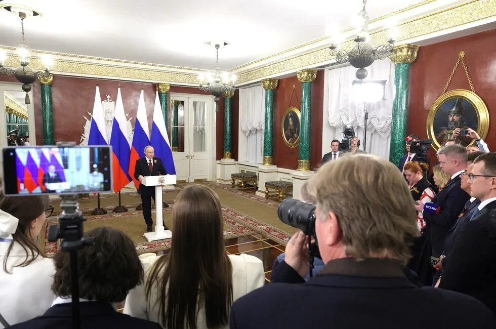 Путин украинский конфликт близится к завершению Глава государства в ходе пресс конференции напомнил что Россия и Украина были близки к мирному соглашению еще в Стамбуле в 2022 году однако лидеры Франции и Великобритании заявили что Киев не может подписывать такие несправедливые документы Западные представители пообещали помощь и начали раскручивать противостояние с Россией которое продолжается до сих пор Я думаю что дело идет к завершению украинского конфликта сказал Путин Читать полностью Фото Администрация Президента  Подпишись на нас в MAX