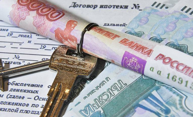 Депутаты предложили освободить молодые семьи от допрасходов по ипотеке Зампредседателя комитета Госдумы по бюджету и налогам Каплан Панеш фракция ЛДПР намерен внести в Госдуму законопроект который упростит процесс оформления ипотеки В чем суть Речь идет о суммах до 100 тыс рублей в крупных городах которые необходимо единовременно выплатить перед получением ключей Законопроект освободит молодые семьи от этих затрат или позволит вернуть их через налоговый вычет Помимо известных расходов на первоначальный взнос и ежемесячные платежи при оформлении ипотеки возникает целый комплекс обязательных услуг которые семья должна оплатить из собственных средств единовременно В этот перечень входит независимая оценка приобретаемой недвижимости необходимая банку для одобрения кредита Стоимость такой оценки для квартиры начинается от 4 3 4 5 тыс рублей в крупных банках и может достигать 5 7 тыс рублей и выше в зависимости от типа жилья и срочности услуги Законы стройки в MAX