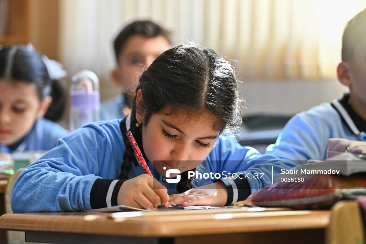 С 27 января в школах Азербайджана начались зимние каникулы Как сообщает Oxu Az согласно постановлению Кабинета министров Об утверждении продолжительности учебного года в общеобразовательных учреждениях зимние каникулы на 2025 2026 учебный год охватывают период с 27 по 31 января и продлятся 5 дней Постановление распространяется также на группы дошкольной подготовки Отметим что в общеобразовательных учреждениях с пяти и шестидневной учебной неделей первый день занятий после каникул попадает на 2 февраля 2026 года ruoxuaz зимниеканикулы школа Азербайджан Новости Азербайджана Написать нам