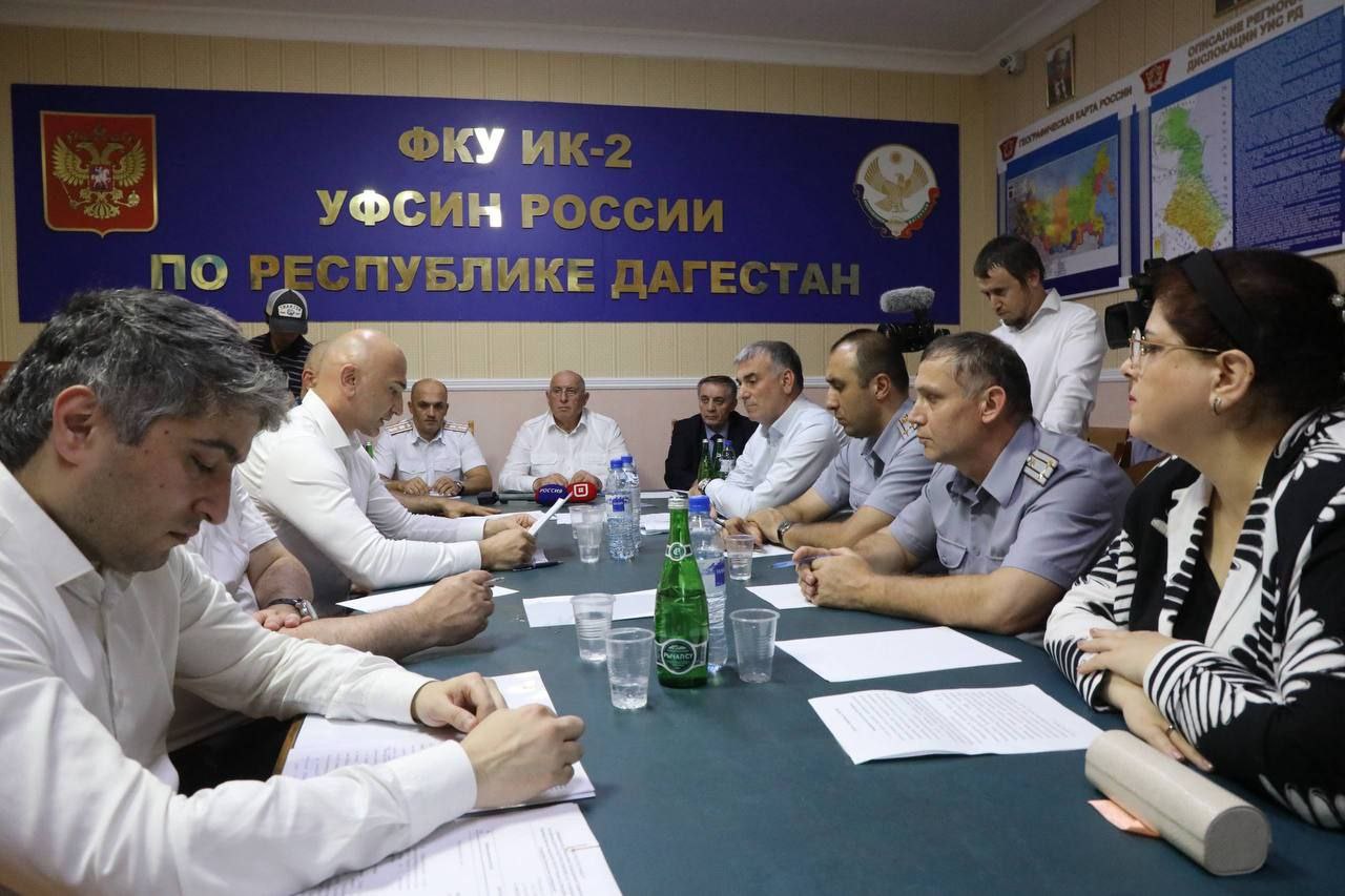 Продукцию на 46,1 млн рублей произвели в учреждениях УФСИН по Дагестану в рамках госзаказов в первом полугодии 2025 года.  Производство налажено в 4 центрах трудовой адаптации в ИК-2, ИК-7, КП-8, КП-9, где осужденные, получая за свой труд зарплату, занимаются металло- и деревообработкой, производством мебели, пошивом одежды, изготовлением товаров народного потребления и ремонтом автомобилей.  С начала 2025 года заключенные изготовили уже более тысячи контейнеров для ТБО, которые пользуются спросом в городах и районах Дагестана. Кроме того, в колонии начали выпускать и контейнерные площадки, отличающиеся прочностью и вместимостью.  ИК-2 продолжает сотрудничество с ООО «БОФФ» по производству обуви. В 2025 году объем выполненных заказов составил 3 млн рублей. Для модернизации производственных площадей в рамках федеральной программы «Развитие уголовно-исполнительной системы  2018-2026 годы » приобретено 34 единицы оборудования по производству обуви на сумму более 2,5 млн рублей, а ООО «БОФФ» безвозмездно предоставило еще 8 единиц.  В рамках посещения исправительной колонии №2 премьер-министр Дагестана Абдулмуслим Абдулмуслимов осмотрел производственные площади.  На совещании по вопросу загрузки производственных мощностей УФСИН по Дагестану Абдулмуслимов поручил увеличить объёмы госзаказов как за счет средств республиканского, так и муниципальных бюджетов.  Он отметил, что Минздрав, Минобрнауки, Минтруд за первое полугодие перевыполнили план по размещению заказов.  Абдулмуслимов подчеркнул важность трудовой адаптации осужденных для их социальной адаптации после освобождения и поблагодарил руководство УФСИН за качественную продукцию и совместную работу.