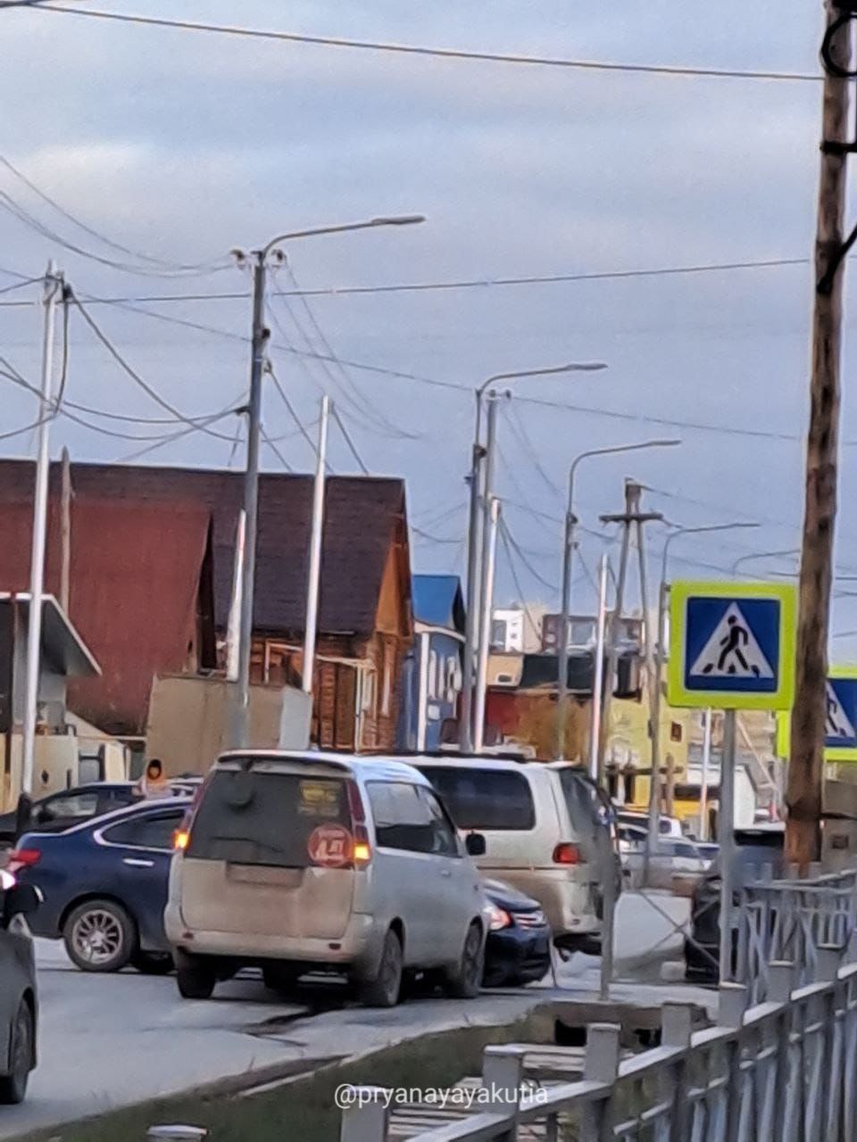 В Якутске на улице Лонгинова - Винокурова авария за аварией. Днем вылетели в палисадник два авто, вечером - каша на дороге.