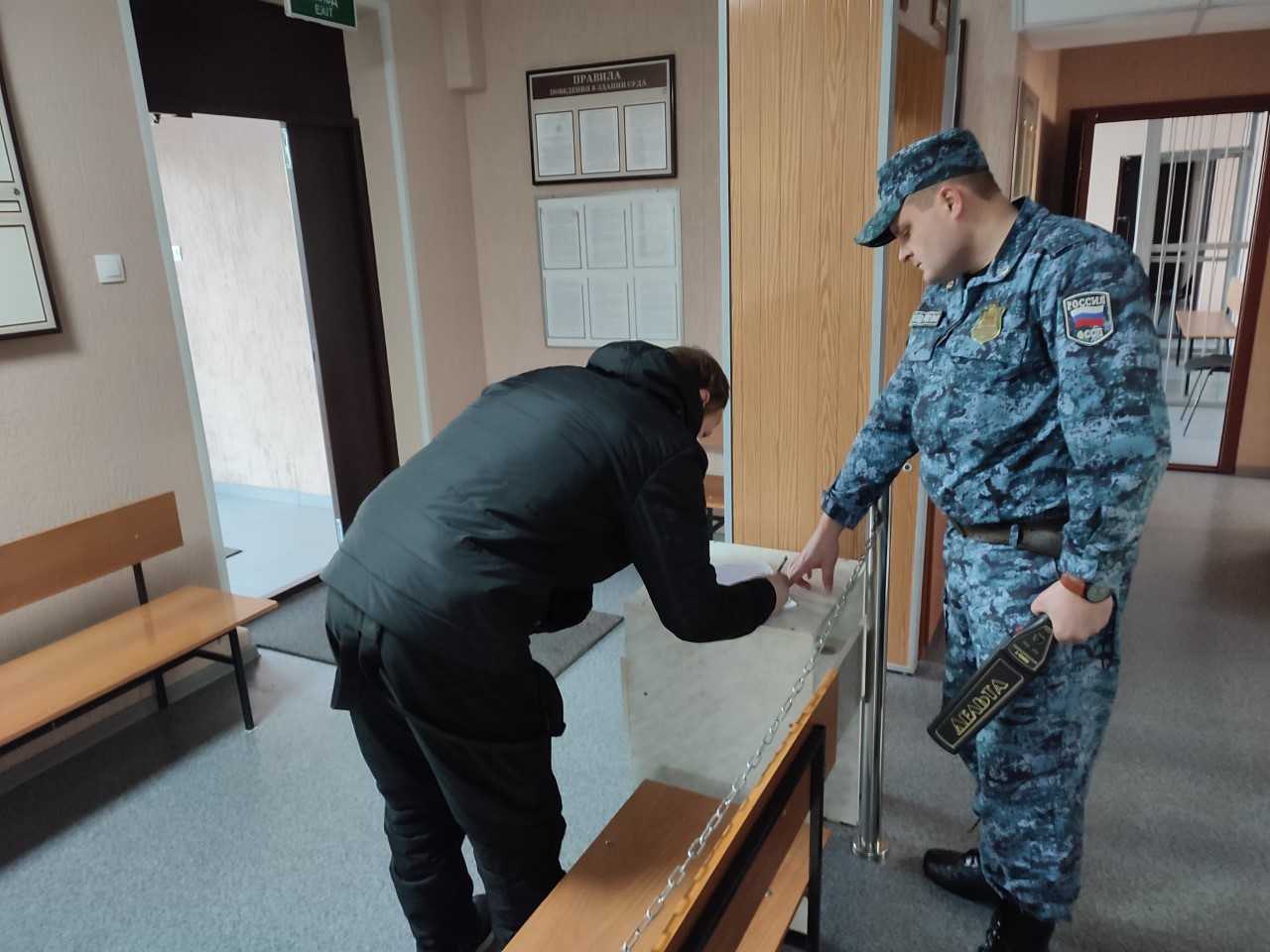 С рогаткой пришел в суд житель Венгерово  Судебный пристав Дмитрий Пукиянов предотвратил пронос запрещенных предметов в здание районного суда.   Внимание стража порядка привлек посетитель, который вел себя очень нервно.  «Гражданин предъявил паспорт. Вел себя несколько взволнованно: не стоял на месте, тем самым, вызвал у меня подозрение»,   – рассказал старший лейтенант Пукиянов.   Стационарный металлоискатель сработал и показал: что-то тут неладное. У гражданина вновь уточнили, есть ли у него с собой запрещенные предметы.   Находки оказались более чем удивительные: во внутреннем кармане куртки у мужчины был газовый перцовый баллончик. В его ручной клади обнаружили деревянную рогатку и нож кустарного производства.  Венгеровчанин не стал отрицать, что все запрещенные предметы принадлежат ему.   Газовый баллон и рогатка ему нужны для защиты от бездомных собак, ножик – от нападения диких животных, поскольку он ходит через лес в районный центр.