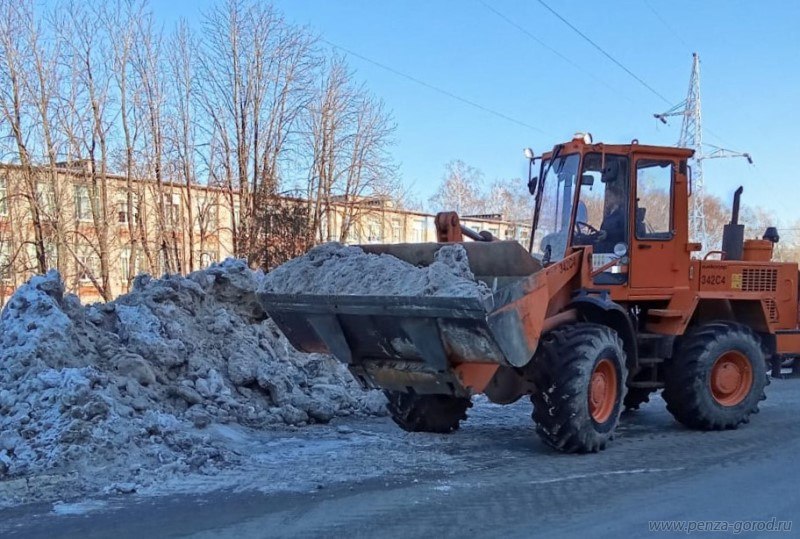 Противогололедная обработка пензенских улиц идет в круглосуточном режиме  Основные силы МБУ «Пензавтодор» направлены на ликвидацию наледи и посыпку противоголедными материалами дорог и тротуаров, мостов и путепроводов, лестничных маршей и подходов к пешеходным переходам.   Во вторник, 21 января, на городских улицах было задействовано 136 дорожных рабочих, 119 единиц спецтехники. Для очистки и обработки тротуаров в каждом из районов Пензы сформировано порядка 4 бригад.   Кроме того, продолжается уборка снега. За сутки с пешеходных зон, остановочных площадок, заездных карманов вывезено 704 кубометра снежных масс.