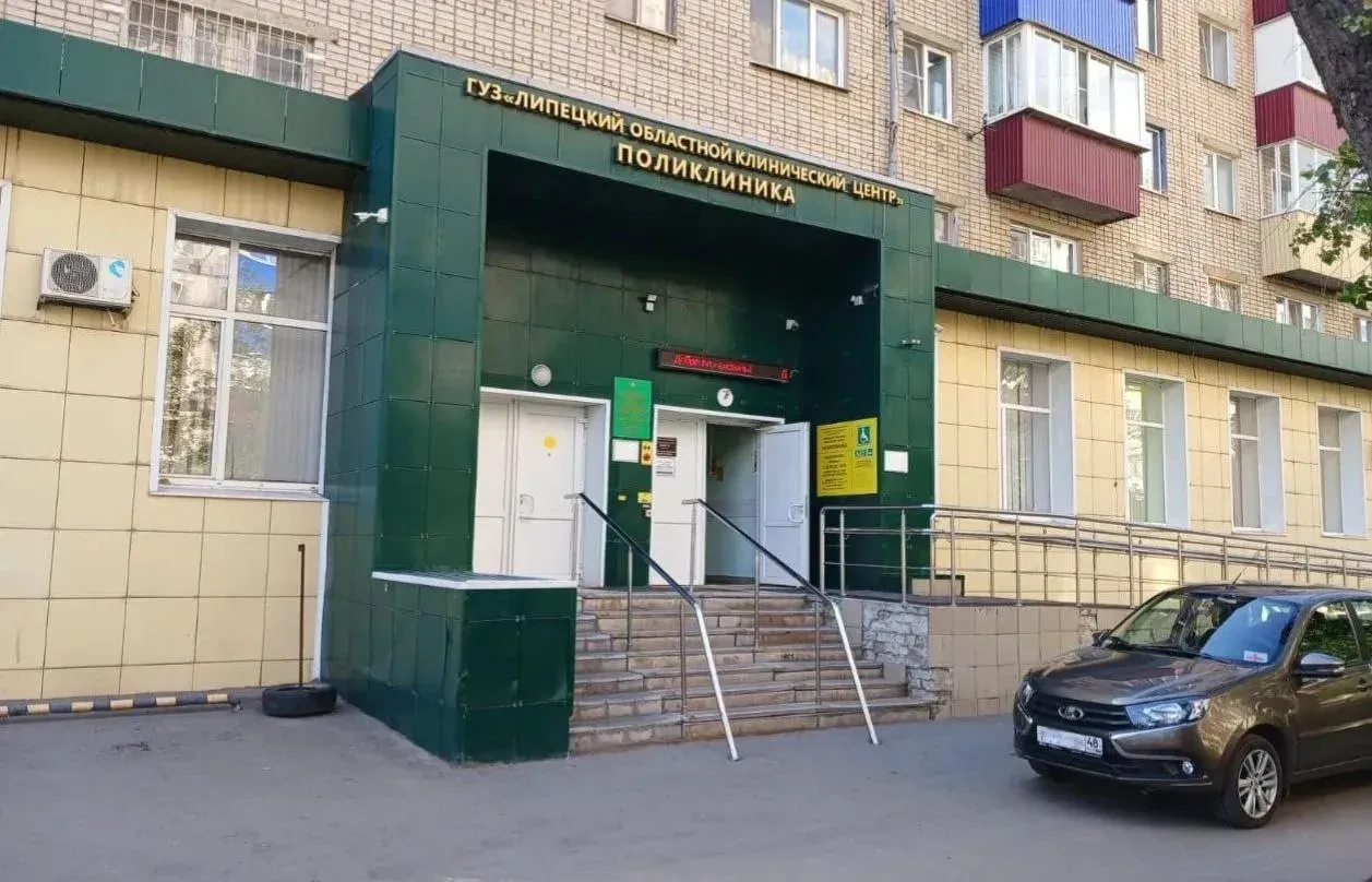 В помещение бывшей поликлиники на улице Шкатова переедет Центр медицины катастроф рассказала региональный министр здравоохранения Лилия Самошина Случится это уже летом сейчас медицина катастроф делит одно здание на улице Гагарина с Центром инфекционных болезней По новому адресу помимо привычных помещений появится зал кризисных ситуаций две учебные комнаты для занятий с персоналом аптечное подразделение скорой помощи и кабинет первой помощи на случай экстренных обращений рассказала Лилия Самошина Затем на Шкатова переедет диспетчерская служба скорой помощи Оставшиеся помещения займут архив и стол справок Напомним поликлиника на улице Шкатова точнее филиал поликлиники областного клинического центра на улице Ленина прекратил принимать пациентов с 1 апреля