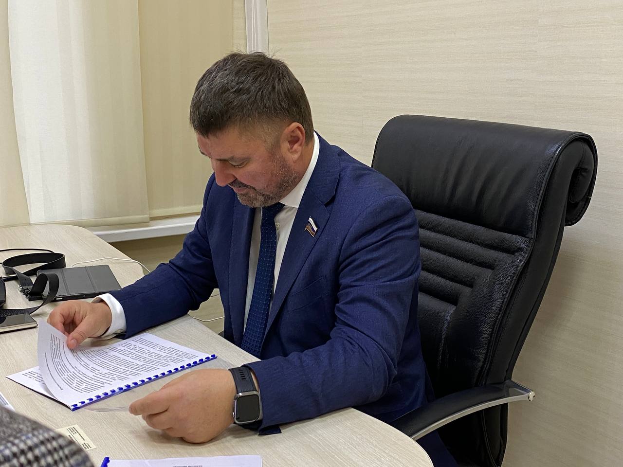 ЛДПР предлагает ужесточить правила приёма иностранцев в российские колледжи Председатель ЛДПР Леонид Слуцкий внесёт в Госдуму законопроект серьёзно ужесточающий правила приёма иностранных граждан в российские колледжи и техникумы Согласно инициативе все абитуриенты иностранцы должны будут предоставить документы подтверждающие законность их нахождения в России а также пройти обязательное тестирование на знание русского языка Поддерживаю данную инициативу поскольку тестирование иностранных абитуриентов системы СПО позволит оценить их реальные знания русского языка Это позволит ещё до начала обучения выявить тех кто не способен осваивать материал на русском языке и освободить дефицитные бюджетные места для российских абитуриентов Обратимся к цифрам Как сообщает в региональном министерстве образования в начале 2025 учебного года 143 иностранных ученика были приняты в школы Нижегородской области после успешной сдачи экзамена по русскому языку При этом 104 ребёнка то есть более 40 от общего числа проходивших проверку не смогли продемонстрировать достаточный уровень владения языком В настоящее время получение среднего профессионального образования в России происходит одновременно с получением среднего общего образования А для обучения по школьной программе дети мигрантов уже обязаны проходить языковое испытание ЛДПР выступает за честное и доступное образование