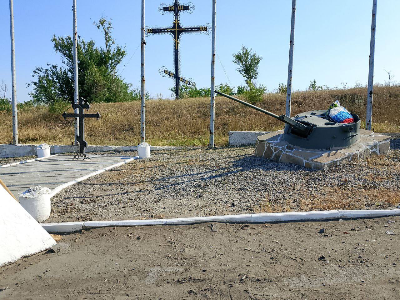 Сотрудники Авдеевского территориального отдела совместно с жителями Авдеевки 25.07.2025 присоединились к акции по наведению порядка и провели субботник на мемориальном обелиске при въезде в город, убрали мусор, покосили траву.