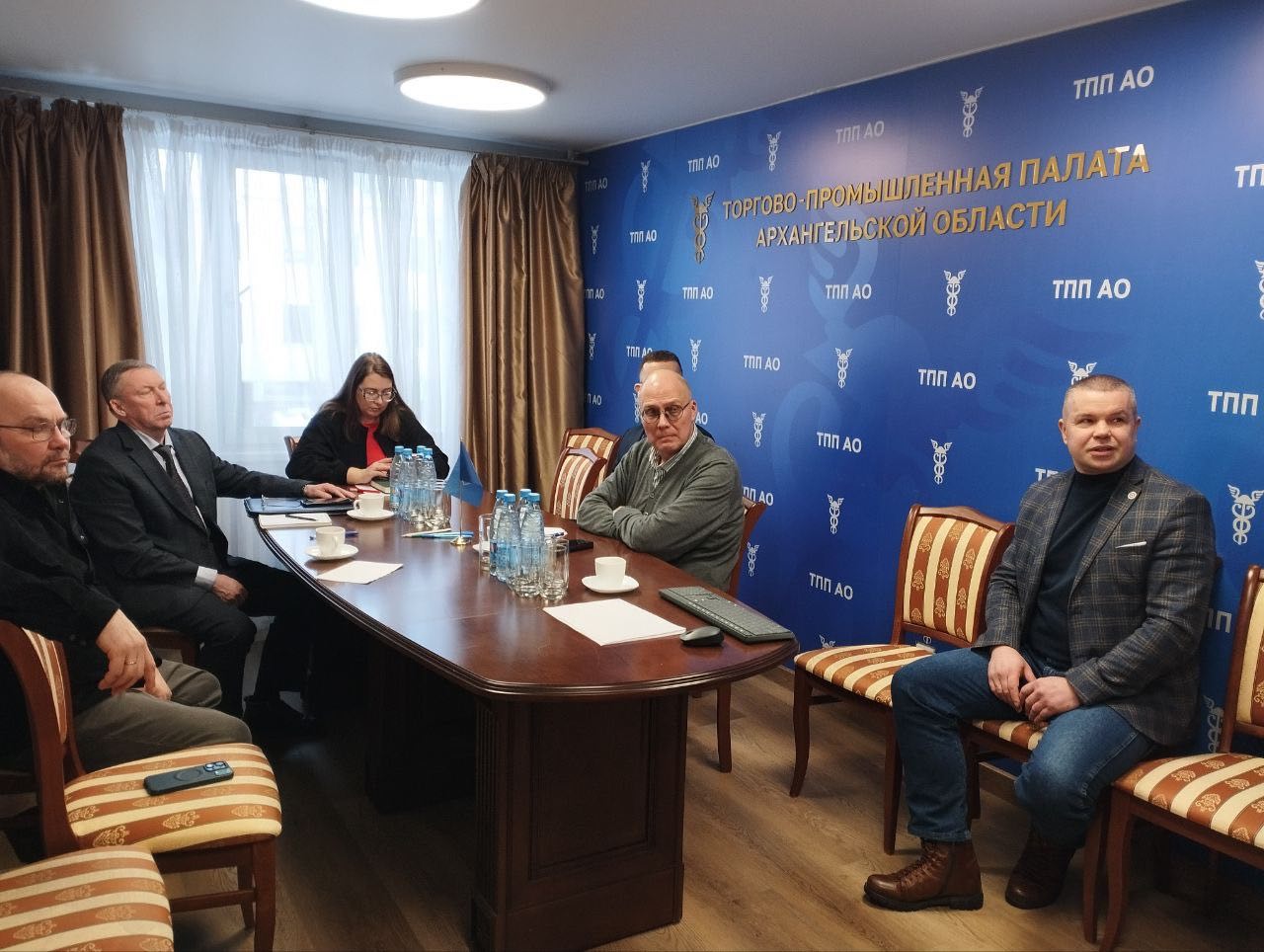 ОтраслевоеСотрудничество Путь к оптимизации бизнес процессов РС на конференц колле по промышленной кооперации Специалист по развитию и продвижению услуг Архангельского филиала Регистра Никита Дедов принял участие в онлайн конференции организованной Торгово промышленными палатами Архангельской и Ярославской областей во взаимодействии с Национальным партнерством развития субконтрактации Мероприятие было посвящено развитию промышленной кооперации в том числе между предприятиями из разных регионов Основными темами обсуждения стали возможности снижения логистических и производственных затрат повышения гибкости бизнеса и поиска надежных партнеров Участники конференции обменялись мнениями по оптимизации бизнес процессов использованию бирж субконтрактов и цифровых инструментов промышленной кооперации Никита Дедов представил презентацию посвященную важности развития системы менеджмента качества СМК на предприятиях и возможностям сертификации систем менеджмента в РС По словам специалиста внедрение эффективной СМК способствует улучшению внутренних процессов управлению рисками снижению издержек производства соответственно и повышению конкурентоспособности компании Подобные встречи призваны наладить горизонтальные связи между предприятиями и организовать совместное участие в полезных для бизнеса мероприятиях Конференция получила положительную оценку участников и стала еще одним шагом в укреплении взаимодействия Регистра с предприятиями реального сектора Фото РС Читайте наши новости также в MAX