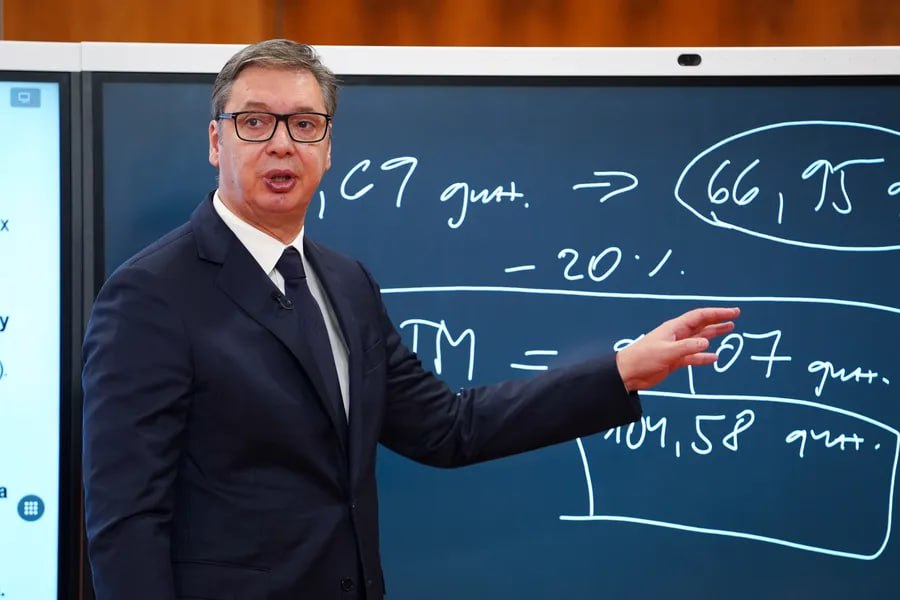 Вучич анонсирует новые экономические меры Президент Сербии Александр Вучич представил новый пакет экономических мер направленных как он заявил на повышение уровня жизни граждан Меры включают ограничение наценки крупнейших розничных сетей примерно на 3000 наименований товаров снижение процентных ставок по кредитам внесение поправок в Закон об обеспечении государственного контроля и безопасности скидки на электроэнергию и снижение цен на дрова Наценка представляющая собой разницу между закупочной ценой уплачиваемой розничными торговцами и окончательной ценой уплачиваемой потребителями составит максимум 20 процентов Бытовая химия кремы мыло зубная паста из бытовой химии моющие средства средства для стирки Затем идут так называемые бумажные изделия полотенца подгузники для младенцев и взрослых Далее рис бобовые газированные напитки соленые кондитерские изделия чипсы инжир хлебные палочки Далее идут овощи и фрукты замороженные продукты затем уксус особая категория макароны молочные продукты яйца сказал Вучич на пресс конференции во Дворце Сербии в Белграде По его словам сейчас у крупнейших сетей торговая наценка составляет около 45 2 Регулирование ограничения маржи вступит в силу на следующей неделе В ближайшее время мы примем закон о торговле закон о защите прав потребителей который обяжет иметь прайс листы который не будет содержать мошенничества с так называемыми акциями А до конца года мы также примем закон о предотвращении недобросовестной торговой практики который поможет отечественным предпринимателям нашим поставщикам Вучич сообщил что 24 розничных торговца были включены в меру по снижению торговых наценок в то время как магазины в деревнях не были включены чтобы преуспеть в ведении бизнеса в особых условиях Кроме того нововведение не ощутят сети Delhaize Lidl Mercator Univerexport Aman у них уже сейчас относительно небольшая маржа Вкратце о прочих мерах снижение процентных ставок по кредитам они не должны превышать 7 5 Poštanska štedionica снизит до 5 99 внесение поправок в Закон об обеспечении государственного контроля и безопасности конфискация недвижимости будет невозможна если она является единственной семейной если проживание по этому адресу было зарегистрировано не менее чем за пять лет до подачи предложения об исполнительном производстве а также если это квартира площадью до 60 кв метров скидки на электроэнергию и снижение цен на дрова для нескольких категорий населения от пенсионеров до военнослужащих Официально цена на электроэнергию вырастет минимальный порог потребления снижен Подписывайтесь на канал Гражданство Сербии законы об иностранцах что нового Поддержите наш труд донатом или реакцией деньги экономика