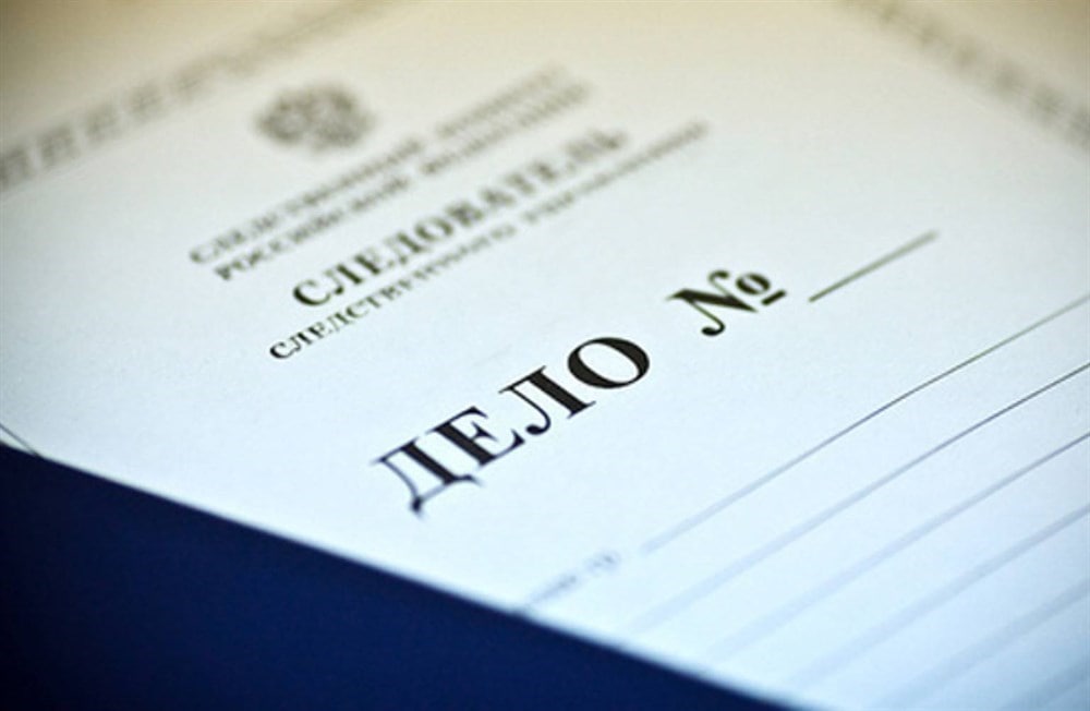 Суд в Томске отправил наркосбытчитцу в колонию на 12 лет Октябрьский районный суд г. Томска установил, что в апреле 2023 года 39-летняя томичка, стремясь заработать, приобрела у неустановленного лица наркотическое средство – смесь героина и карфентанилом. После этого женщина двумя партиями продала эти наркотики знакомой наркосбытчице из Кемеровской области, выручив за них чуть менее 120 тыс. рублей. Суд признал женщину виновной по ч. 5 ст. 228.1 УК РФ незаконный сбыт наркотических средств в особо крупном размере и назначил ей 12 лет лишения свободы с отбыванием наказания в исправительной колонии общего режима. Сторона защиты пыталась оспорить приговор в апелляционном порядке, посчитав наказание чрезмерно строгим. Но стороне обвинения удалось убедить суд второй инстанции, что приговор законен. Приговор вступил в законную силу, осужденная приступила к отбытию наказания. Вторая наркосбытчица также была осуждена к лишению свободы. В отношении неустановленного лица, продавшего осужденной запрещенные вещества, расследование уголовного дела продолжается.