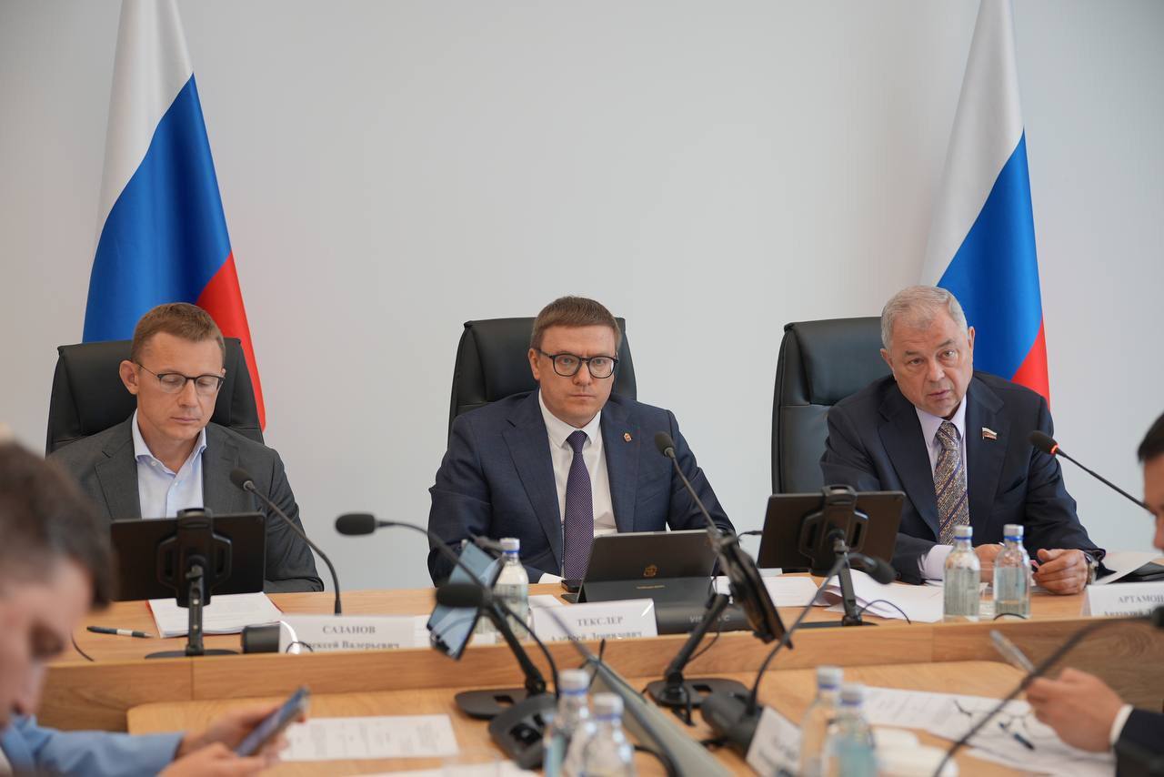Вчера прошло заседание комиссии Госсовета РФ по направлению «Экономика и финансы» под председательством губернатора Челябинской области Алексея Текслера и при участии представителей Федерального Собрания РФ, Счетной палаты РФ, Минфина РФ, Минэкономразвития РФ и других федеральных органов государственной власти, губернаторов, их заместителей и региональных министров финансов.   В рамках повестки заседания были рассмотрены текущие итоги исполнения консолидированных бюджетов субъектов РФ в 2025 году, а также изменения федерального законодательства в сфере регулирования производства и оборота табачной продукции.  После докладов заместителя Министра финансов РФ Павла Кадочникова и статс-серетаря – заместителя Министра финансов РФ Алексея Сазанова по каждому из вопросов состоялась дискуссия среди участников заседания, в рамках которой были озвучены предложения касающиеся, в том числе, повышения бюджетной дисциплины и эффективности расходов всех уровней бюджетов, а также федеральной поддержки для регионов.   Особое внимание уделили поиску возможностей для увеличения региональных бюджетов. Алексей Леонидович Текслер, обозначил необходимость проведения анализа связанных с федеральными вычетами налоговых расходов субъектов РФ, а также решения вопроса неравномерного распределения прибыли от инвестиционных налоговых кредитов, учитывая, что регионы предоставляют эти займы из своих бюджетов, а проценты, в свою очередь, поступают в федеральный бюджет. Помимо этого, участники заседания обсудили возможность предоставления дополнительных дотаций, чтобы сбалансировать бюджеты регионов.  В части акцизов на табачную продукцию разрабатывается механизм, который позволит направлять их и в региональные бюджеты. Что также обеспечит субъектам РФ увеличение доходов и позволит эффективнее бороться с контрафактом и легализовать рынок.  Анатолий Артамонов, в своем выступлении обратил внимание на то, что благополучие государства складывается из благополучия каждого из его регионов.   От лица Главы Республики Хакасия Валентина Коновалова и Правительства Республики Хакасия выразила благодарность Анатолию Дмитриевичу и в его лице Совету Федерации, Министерству финансов РФ за постоянную поддержку республики, а также коллегам за внимание и поиск решений, которые позволят обеспечить стабильность и эффективность исполнения региональных бюджетов.
