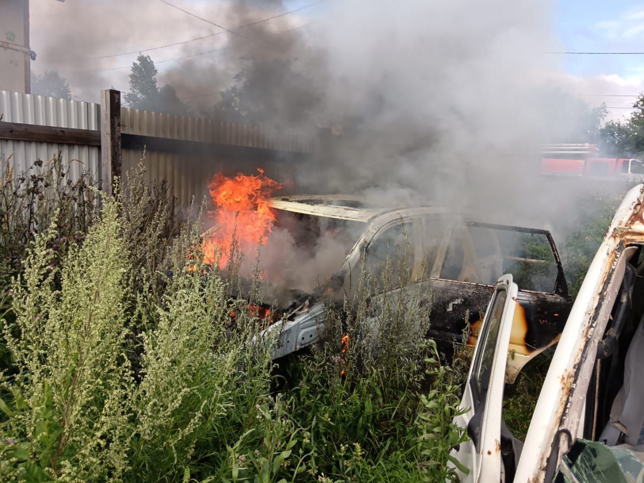 В Тымовском ликвидировали возгорание автомобиля Сообщение о возгорании поступило в диспетчерскую службу Тымовского пожарно-спасательного отряда 30 июля в 17.33. Через 4 минуты работники пожарно-спасательной службы прибыли на место происшествия и приступили к тушению. К этому моменту в районе ул. Овражной открытым пламенем горел автомобиль. Площадь возгорания составила 4 квадратных метра. Локализовать очаг горения огнеборцам удалось в 17.42, а в 17.49 пожар был полностью ликвидирован. В тушении огня принимали участие работники пожарно-спасательной части № 41 пгт. Тымовское. Было задействовано 5 человек личного состава и 1 единица техники. Погибших и пострадавших нет. Причины пожара выясняются.
