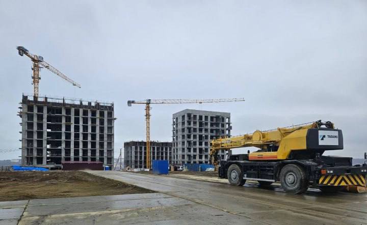 В первых домах ЖК "Сердце Сахалина" завершают монолитные работы Резидент ТОР завершает монолитные работы в первых домах проекта "Сердце Сахалина" в Корсакове, которые возводят по программе "Дальневосточный квартал". Строители уже ведут устройство наружных стен и внутренних перегородок. На 17-этажном корпусе монолитные работы ведутся также на уровне 9-10 этажей. Полностью завершить их во всей первой очереди планируется в течение лета. Сам же ввод очереди намечен на 2026 год, сообщает Корпорация развития Дальнего Востока и Арктики. В состав первой очереди входят четыре корпуса переменной этажности — от 9 до 17 этажей. В конструкциях фундамента и цокольных этажей зданий строители используют бетон класса B30 — он выдерживает большие нагрузки, обеспечивает высокий уровень сейсмостойкости и устойчив к резким перепадам температур. Все здания спроектированы по перекрестно-стеновой системе. В качестве несущих опор будут выступать как поперечные, так и продольные стены, что обеспечит дополнительную устойчивость и долговечность домов. — дополнили в корпорации.