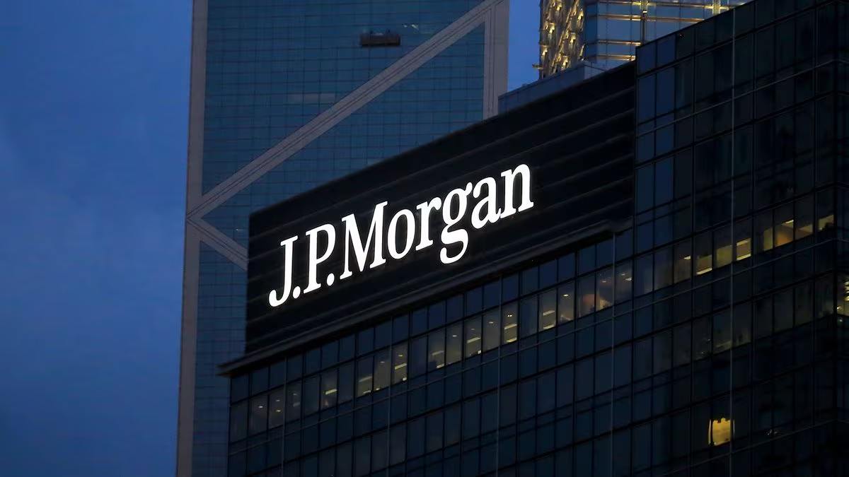 JPMorgan теперь быки по крипте  JPM в своей свежей заметке для институциональных клиентов пишут, что "целый ряд факторов" заставляет их поменять своё мнение в отношении крипторынка в 2025. Теперь их взгляд с осторожного поменялся на бычий.  Ключевые моменты, которые подсвечивают аналитики JPM: победа Трампа и более прозрачное регулирование, которое должно подтолкнуть большой капитал инвестировать в крипту. Также JPM отмечают актуальность нарратива "debasement trade", трейда, в котором инвесторы расматривают Биткойн и золото в качестве защиты от безконтрольного наводнения экономики деньгами.