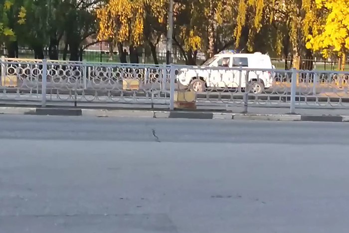 На Уралмаше перестал работать легендарный блошиный рынок На Уралмаше внезапно исчезли торговцы блошиного рынка работавшего тут годами Тротуар на пересечении Победы и Бакинских Комиссаров опустел Недавно появились слухи о скором закрытии барахолки Видео опубликовал телеграм канал Блоха У ХО Судя по кадрам утром в воскресенье сюда приехали полицейские никаких торговцев нет хотя в это время они уже раскладывают товар По информации E1 RU всего неделю назад рынок работал как обычно Теперь местные обсуждают что закрытие блошиного рынка может быть временным Есть вероятность что на следующих выходных барахолка всё же заработает uralweb ru