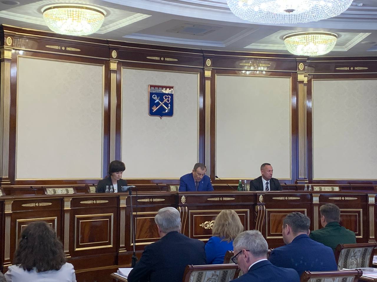 Ленинградская область на первом месте среди субъектов СЗФО по количеству заявок на кадровую управленческую программу для ветеранов СВО. Для участия в отборе на программу «Герои Команды 47» было подано 433 заявки. «Структура программы формировалась под влиянием федерального опыта, на основе методик, наработанных в рамках реализации президентской программы «Время героев». При этом, учитывая, что всесторонняя поддержка военнослужащих, принимающих участие в специальной военной операции, является безусловным приоритетом для Ленинградской области, на подготовительном этапе мы внимательно отнеслись к каждому ленинградцу, участвующему в отборе, даже если это требовало некоторой адаптации стандартов под региональную специфику и реалии на земле. Такой подход позволил обеспечить участниками высокий процент прохождения этапов отбора. Общее количество поданных заявок у нас выше среднероссийского показателя. — рассказал Александр Дрозденко на заседании Общественного совета по реализации программы.