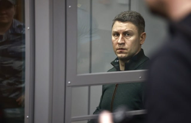 Сергей Миронов заявил в суде, что его подставили водители администрации КирМоса Бывшего чиновника обвиняют в нескольких махинациях с фиктивным трудоустройством родственников своих водителей, чтобы через них платить компенсацию за переработки. Следователи оценивают ущерб в 2,6 миллиона рублей. Однако сам Сергей Миронов заявил, что идея о трудоустройстве принадлежит начальнику предприятия, а сам он не знал и не интересовался форматом оформления трудоустройства. Подробнее здесь. Подписаться на «Вечерку»