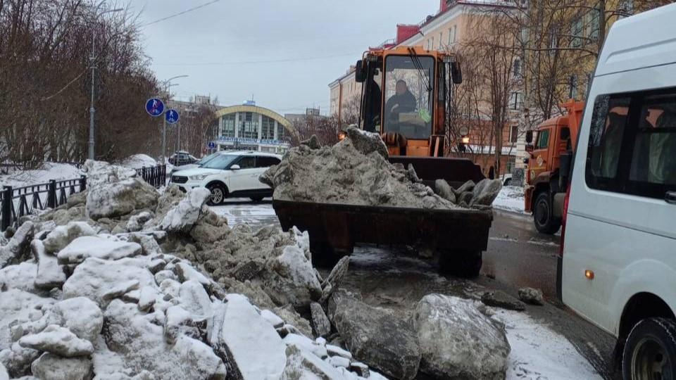 В Мурманске из-за уборки снега на некоторых участках улично-дорожной сети запретят парковку  Как сообщили в администрации города, в частности, запрет коснется улицы Академика Книповича  нечетная сторона  — с 23 часов 10 марта до 8 часов 11 марта ; улицы Карла Либкнехта  нечетная сторона  с 23 часов 13 марта до 8 часов 14 марта. Полный список адресов опубликован на нашем сайте.  Фото: администрация Мурманска    Подпишись — Вести Мурман