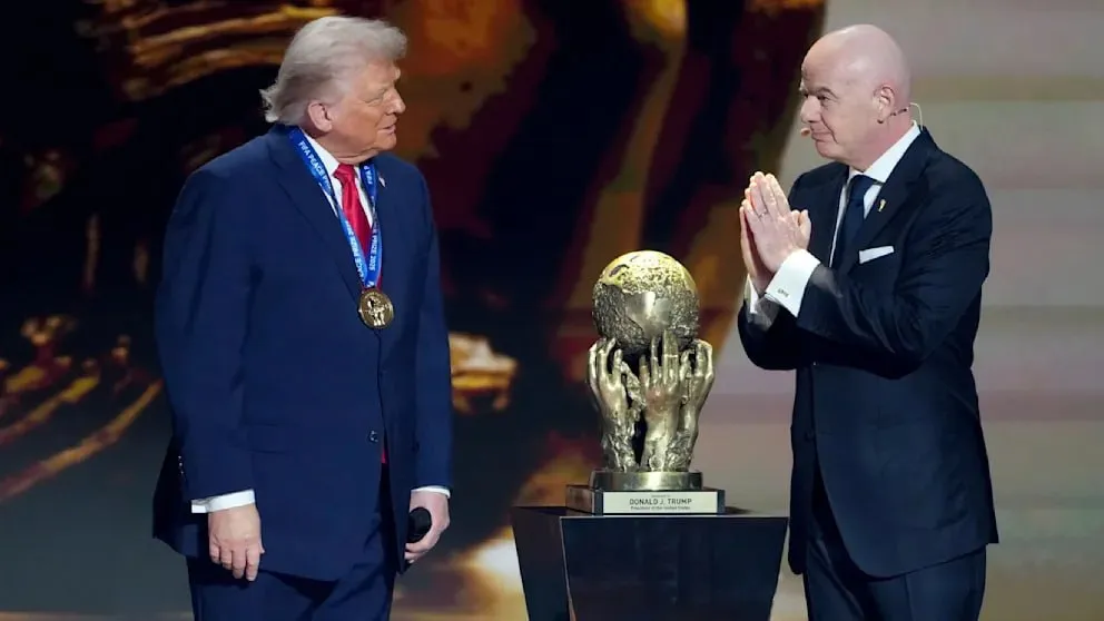 Иран примет участие в Чемпионате мира в США глава ФИФА Теперь в спор об участии иранской команды в Чемпионате мира по футболу вмешалась ФИФА Иранская национальная команда совершенно точно приедет на Чемпионат мира в США заявил президент ФИФА Джанни Инфантино Они представляют свой народ Они квалифицированы Футболисты хотят играть Чемпионат мира пройдёт с 11 июня по 19 июля в Канаде Мексике и США Иран должен по плану играть в групповом этапе в Лос Анджелесе против Новой Зеландии и Бельгии и в Сиэтле против Египта Но долгое время было много споров о том действительно ли иранская команда примет участие в турнире В конце февраля режим аятолл сначала потребовал бойкота Чемпионата мира под предлогом того что игры не должны проходить в США но ФИФА отказалась Позднее иранская сторона заявляла что решение об участии в Чемпионате мира должно быть принято Национальным советом безопасности страны Мы конечно надеемся что к тому времени ситуация успокоится заявил Инфантино BILD Russian