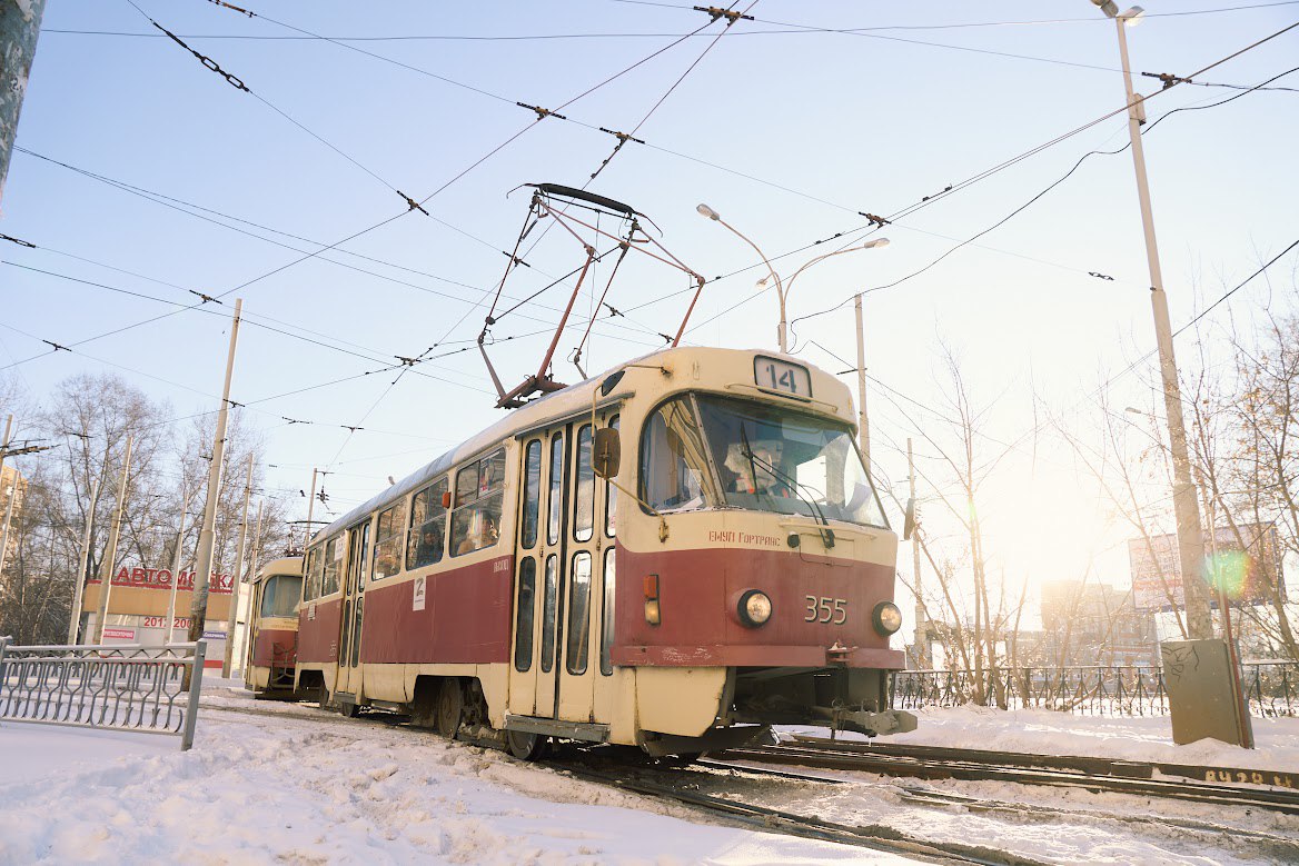 В Екатеринбурге замедлили общественный транспорт из за морозов Временные ограничения ввели из за холодов до 25 С сообщили в пресс службе Гортранса Теперь трамваи будут двигаться со скоростью 25 км ч а троллейбусы 35 км ч Такие меры должны снизить риск повреждения транспортной системы пояснили в предприятии Они будут действовать пока не спадут морозы