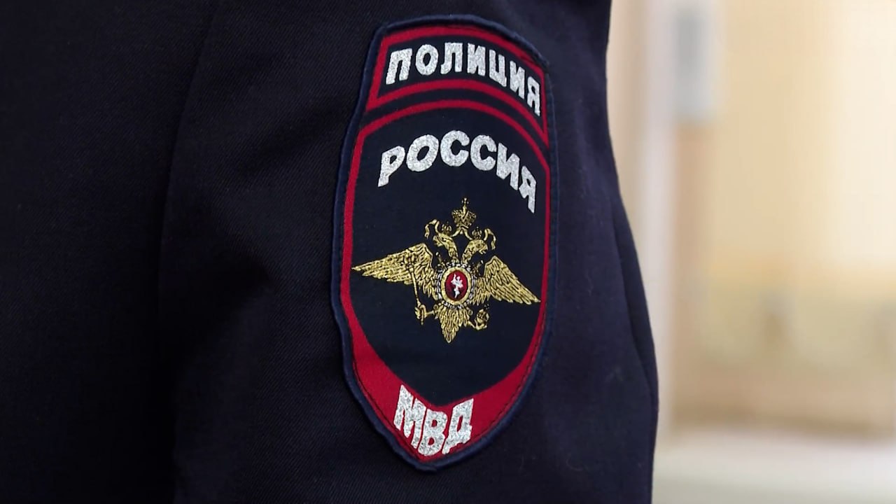 Полицейские помогли найти фотографию погибшей матери волгоградца  Мужчина рассказал, когда ему было восемь лет, его мать погибла. Мальчик воспитывался в детском доме. Фотографий матери не сохранилось, из-за чего он решил обратиться в полицию.  Сотрудники миграционной службы отправились в архивы и нашли фотографию 1974 года, когда женщина меняла паспорт. Снимок отправили мужчине.  «Заявитель выразил признательность полицейским за оказанную поддержку, понимание, чуткость, а также за индивидуальный подход к каждому человеку, обратившемуся за помощью», – сообщили в пресс-службе ГУ МВД России по региону.    Подписаться   Перейти на сайт   Федеральные «Вести» в МАХ