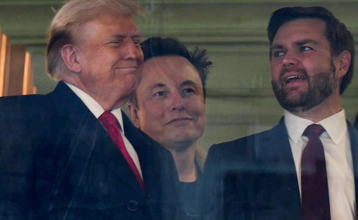 Элон Маск предсказывает 12 лет правления Республиканской партии Трамп затем Вэнс Вэнс На закрытой встрече команды DOGE в Техасе Элон Маск предсказал Республиканской партии доминирование в Белом доме до 2036 года второй срок Трампа за которым последуют два последовательных срока администрации Дж Д Вэнса сообщает Политико Маск назвал это началом великого 12 летнего периода указав на опасения по поводу политического насилия как фактор Маск предсказатель