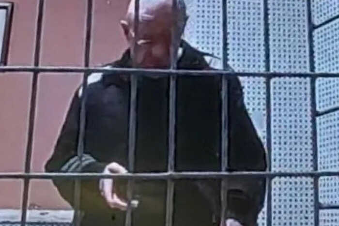 Краснокамский маньяк, отбывающий ПЖ в «Чёрном дельфине», сознался в новом двойном убийстве подростков. Число его жертв увеличилось до 17.  Как стало известно SHOT, 58-летний Станислав Белорусцев заявил сотрудникам ИК-6 в Соль-Илецке, что два жутких убийства, совершённые им 21 год назад, не были раскрыты.  По словам Белорусцева, 6 марта 2004 года он убил двух братьев — 15 и 17 лет. Самому ему тогда было 37 лет.  В 2010 году Станислава Белорусцева посадили в «Чёрный дельфин» на пожизненное за тройное убийство: он забил насмерть блином от гантели троих собутыльников. Позже он признался ещё в 12 эпизодах. Все 15 убийств он совершил в течение десяти лет — с 1999-го по 2009-й год на территории города Краснокамска в Пермском крае, за что его прозвали краснокамским маньяком.  Теперь на его счету уже 17 жертв.  Источник: BAZA 2.0