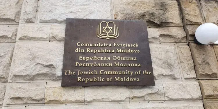 Еврейская община Молдовы недовольна апологией антисемитизма на мероприятии Минобра. Министерство образования Молдовы и молдавская Ассоциация историков 11 июня организовали круглый стол, чтобы обсудить учебник для 12 класса «История румын и всеобщая история». Этот учебник героизирует нацизм и ранее вызвал скандал и волну конструктивной критики. Еврейская община Молдовы ожидала, что на мероприятии будет открытая и честная дискуссия. Но дебаты превратились в «оправдание и защиту спорных положений учебника», что привело к распространению искажённых представлений о Холокосте и тревожной риторике, заявили в общине. Особую обеспокоенность у представителей еврейского народа вызвало то, что «несколько участников с общественным влиянием использовали риторику, искажающую Холокост, а также оправдывали или умаляли ответственность за совершённые массовые убийства евреев и ромов». Представители Еврейской общины Молдовы с «крайним сожалением» отметили, что «антисемитские заявления некоторых спикеров получили аплодисменты вместо надлежащего осуждения», а модерация мероприятия оказалась ненадлежащей. Еврейская община настаивает на том, чтобы скандальный учебник изъяли из обращения, а учебный план в стране пересмотрели. В общине подчеркнули, что любые сравнения Холокоста с другими преступлениями против человечности, прославление лиц, осуждённых за военные преступления и участие в геноциде, таких как Ион Антонеску румынский маршал, один из пособников Гитлера , а также отрицание Холокоста, являются наказуемыми в соответствии с законодательством Республики Молдова. Эти действия также противоречат международным обязательствам, взятым на себя страной, подчеркнули в Еврейской общине.