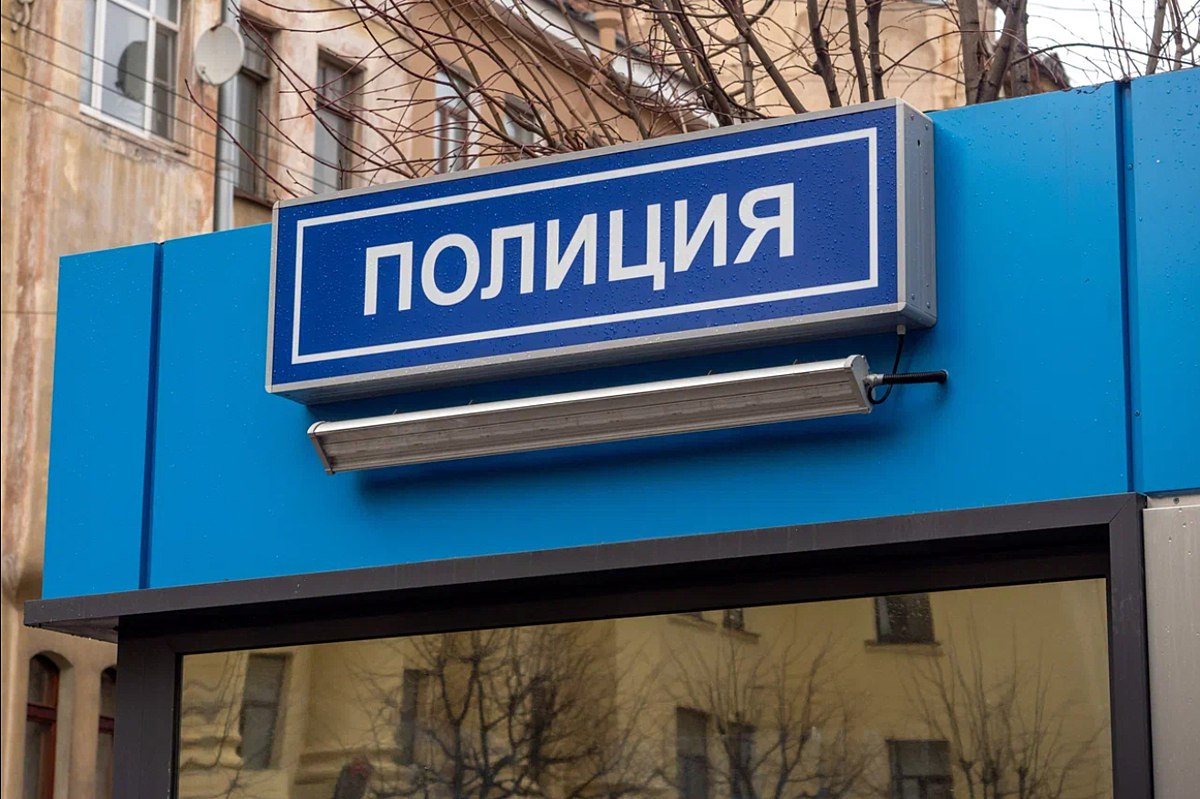 Журналистку Веронику Орлову задержали в центре Москвы Утром она направлялась в Верховный суд освещать кассацию по делу участников баймакских протестов — одного из самых крупных политических процессов в современной России. На Веронику Орлову составили протокол о «неповиновении полиции». Ей может грозить штраф, административный арест или обязательные работы. Девушка до сих пор находится в отделе полиции. Подробнее — на сайте Лениздата Фото: Олег Золото / MR7