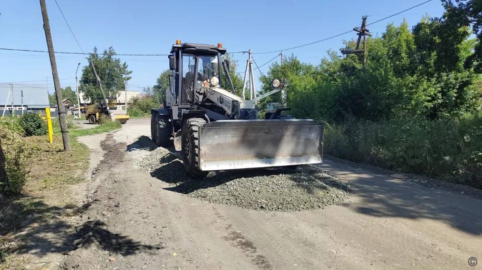 Дороги в Барнауле ремонтируют без передышки: список улиц  Днем 18 июля специалисты трудились на ключевых участках: на Трактовой  от Дальней до Павловского тракта , Телефонной  от дома № 165 до Восточной , Георгия Исакова  от Матросова в сторону Коммунаров , Горно-Алтайской  от проспекта Ленина до Смирнова  и 1-й Западной  от Германа Титова до Петра Сухова .  Также продолжают отсыпать улицу Европейскую в поселке Центральном и ремонтировать проезжую часть на проезде от улицы Мамонтова к Юбилейной в селе Власиха. Ремонт идет по утвержденному графику.    ТОЛК