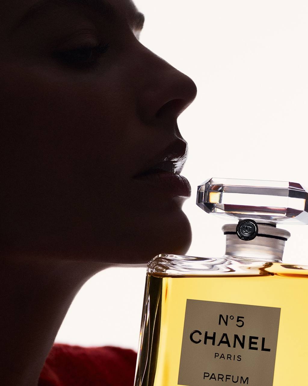 Марго Робби стала новым лицом парфюма Chanel Nº5.