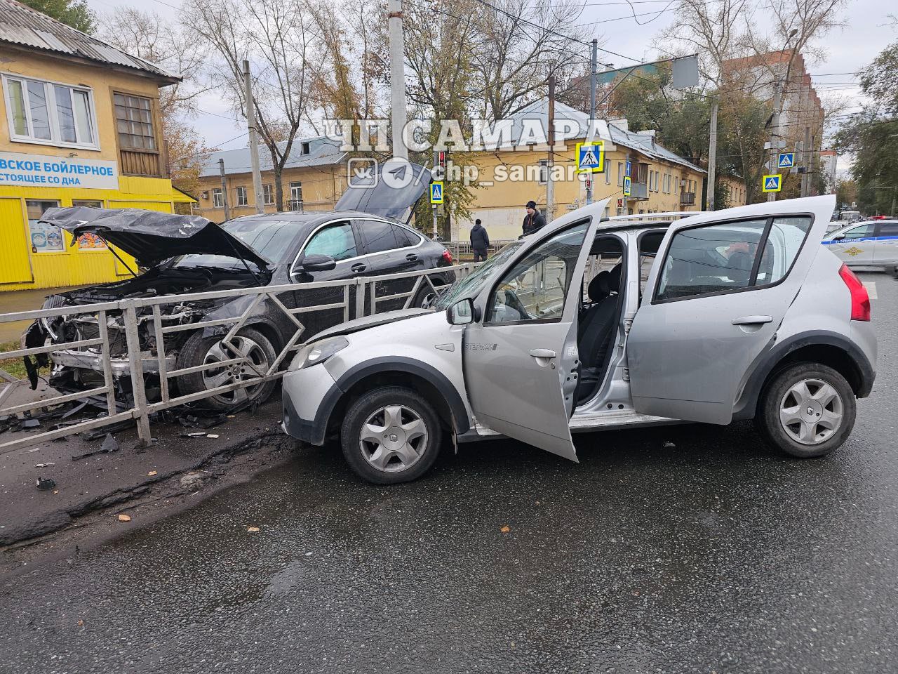 Смертельное ДТП на пересечении Вольской и Воронежской  55-летний водитель на Renault Sandero столкнулся с Mercedes Benz GLK 250.  61-летняя пассажирка "Сандеро" погибла на месте. Сотрудники полиции продолжают выяснять все детали происшествия.   Фото или видео ЧП, ДТП, присылайте в