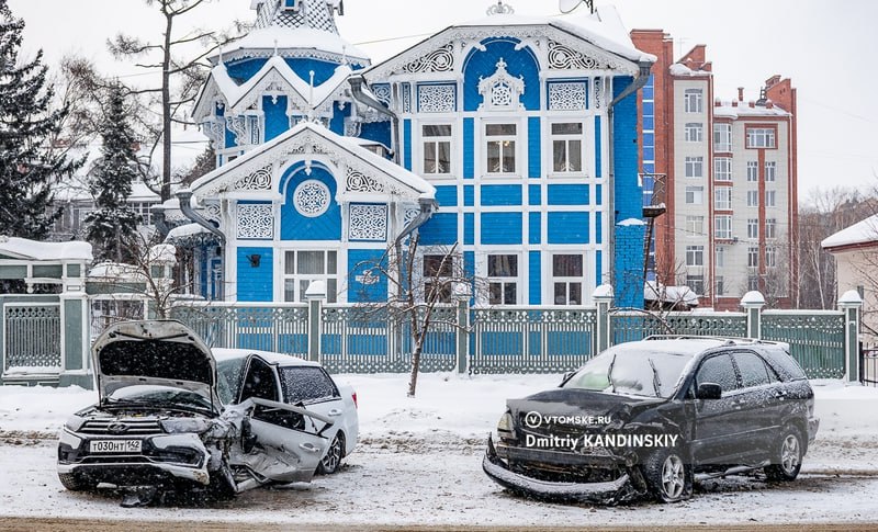 Три человека попали в больницу после ДТП на ул. Красноармейской  Авария произошла 18 января около 12:55 на Красноармейской, 71.  По предварительным данным, водитель Lada Granta, 2005 года рождения, потерял управление и столкнулся со встречным Lexus, которым управлял мужчина, 1984 года рождения.  Водитель Lada, его пассажирка, а также 11-летний мальчик-пассажир автомобиля Lexus доставлены для осмотра в больницу.  #томск #новоститомска