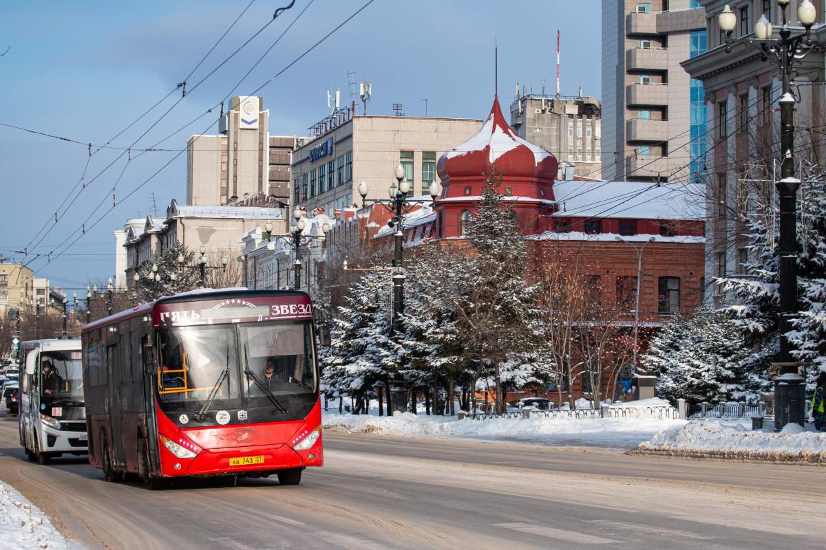 15 февраля в Хабаровске временно изменится движение общественного транспорта из-за мероприятий, посвящённых Дню памяти о россиянах, исполнявших служебный долг за пределами Отечества. С 12:00 до 12:45 пройдет шествие ветеранов боевых действий, родственников погибших военнослужащих и представителей общественности по улице Тургенева от Комсомольской площади до мемориального комплекса на площади Славы. В связи с мероприятием будет временно приостановлено движение всех видов транспорта по улице Тургенева. На период прохождения колонны троллейбусы маршрутов 1 и 4 в сторону центра города будут следовать до улицы Московской.  Также изменятся маршруты автобусов:  • Маршруты 1Л и 29К будут двигаться с улицы Ленина по улицам Запарина и Муравьева-Амурского на улицу Комсомольскую и далее по установленной схеме. • Маршрут 1С изменит направление и будет следовать с улицы Комсомольской по улицам Муравьева-Амурского и Калинина на улицу Ленина. • Маршруты 14, 19 и 82 будут двигаться с улицы Муравьева-Амурского по улице Комсомольской на Амурский бульвар, затем по улице Калинина и далее по установленной схеме. • Маршрут 29П будет следовать с Амурского бульвара по улице Калинина, затем на улицу Ленина. • Маршрут 33 будет двигаться с Уссурийского бульвара по улице Калинина на улицу Ленина. • Маршрут 34 при движении от автовокзала будет следовать с улицы Муравьева-Амурского по улице Калинина на улицу Ленина, а в обратном направлении — с улицы Ленина по улице Запарина. • Маршрут 52 будет следовать с улицы Ленина по улице Запарина на улицу Муравьева-Амурского. • Маршрут 56 будет двигаться с улицы Муравьева-Амурского по улице Калинина на улицу Ленина. • Маршрут 83 будет следовать по улице Запарина с улицы Ленина на улицу Муравьева-Амурского. • Маршрут 83П будет двигаться с улицы Муравьева-Амурского по улице Калинина на улицу Ленина.  Движение всех видов транспорта в районе проведения мероприятия будет осуществляться согласно указаниям сотрудников ДПС.