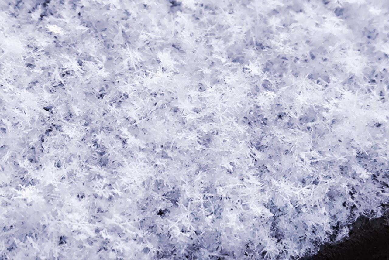 Очень сильные осадки Синоптики обещают в ближайшие часы осадки в виде снега и мокрого снега сильное налипание мокрого снега сильный гололед сильное гололедно изморозевое отложение на проводах и ветвях деревьев ожидается местами в СК в период 18 21 часов и до конца суток 23 января и далее 24 и 25 января 2026 г Соблюдайте осторожность обращайте внимание на целостность ЛЭП и деревьев водителям помнить о соблюдении скоростного режима Будьте осторожны Номер вызова экстренных служб 112