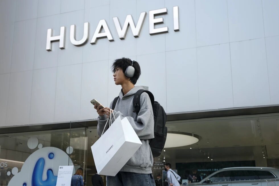 Тайвань внес Huawei и SMIC в список экспортного контроля Тайвань добавил компании Huawei Technologies и Semiconductor Manufacturing International Corp SMIC в список объектов экспортного контроля. Они подпадают под ограничения «в целях предотвращения распространения вооружений и защиты безопасности». Теперь тайваньские компании обязаны получать разрешение властей региона перед продажей продукции этим фирмам. Всего в список было добавлено 601 предприятие. В него вошли и другие компании с материка, а также из России, Пакистана, Ирана, Мьянмы. Huawei и SMIC играют ключевую роль в амбициях Китая по развитию искусственного интеллекта и полупроводников. Оба производителя уже находятся под санкциями США. Тайвань, где базируется крупнейший в мире контрактный производитель чипов TSMC, ранее также усилил контроль за экспортом технологий в материковый Китай. Новости Китая ЭКД