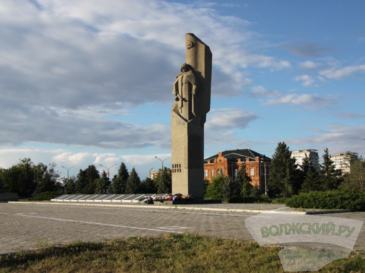 Концерты митинги уроки мужества в Волжском утвердили программу празднования Сталинградской Победы В Волжском более 20 мероприятий вошли в программу празднования 83 й годовщины победы в Сталинградской битве 6 Как сообщили Волжский ру в пресс службе администрации Волжского 26 января программу праздничных мероприятий откроет тематическая выставка в детской художественной школе 31 января Музей памяти солдат войны и правопорядка проведет экскурсии по экспозициям В 15 00 часов здесь состоится урок мужества Операция Кольцо Разгром Вермахта в Сталинграде 1 февраля ДК ВГС организует бесплатный концерт Героям Сталинграда В праздничный день 2 февраля в Волжском пройдут традиционные памятные мероприятия у памятника воинам погибшим в годы Гражданской и Великой Отечественной войн и в у Братской могилы в поселке Краснооктябрьском Подробнее на Волжский ру   www volzsky ru index php wx 16 wx2 82718 ВолжскийРу волжский vlz