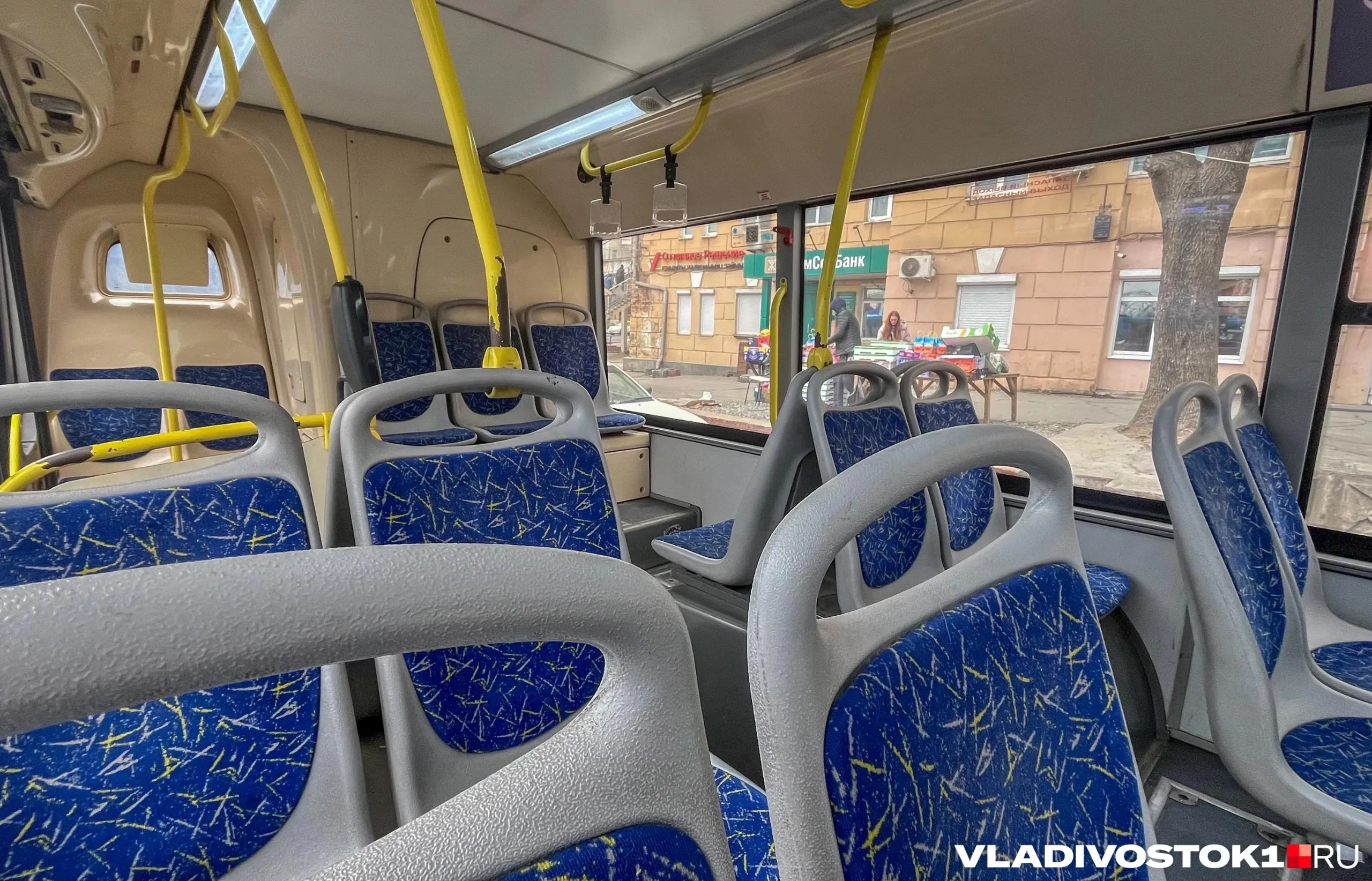 Корпорация развития Дальнего Востока и Арктики КРДВ обратилась в Арбитражный суд Приморского края с иском к компании Городская транспортная система Последняя должна была разработать платформу для электронной оплаты проезда сообщили в пресс службе суда ООО Городская транспортная система ГТС зарегистрирована во Владивостоке в сентябре 2015 года и специализируется на разработке компьютерного программного обеспечения ремонте компьютеров и оборудования деятельности по созданию баз данных и информационных ресурсов 80 активов компании принадлежат АО Гидеон Систек базирующейся в Южной Корее Остальные 20 у ВПОПАТ 1 муниципального транспортного предприятия а это значит что конечным владельцем доли является администрация Владивостока Свежих данных о финансовом состоянии компании нет За 2024 год она понесла убытки в размере 20 8 миллиона рублей Громкий проект анонсировали еще в 2016 году Тогда КРДВ и ГТС получившая статус резидента свободного порта Владивосток заключили соглашение Компания взяла на себя ответственность за разработку системы электронной оплаты проезда до 2026 года а планируемые вложения составили 1 8 миллиарда рублей Амбициозный проект так и не увидел свет в КРДВ заявили что резидент нарушил условия соглашения не инвестировал деньги не предоставлял отчеты и другую запрашиваемую информацию При этом ГТС проигнорировала документы о расторжении соглашения и КРДВ пришлось идти в суд который удовлетворил иск в полном объеме и обязал резидента возместить расходы на судебные разбирательства в размере 50 тысяч рублей  Подписаться в MAX