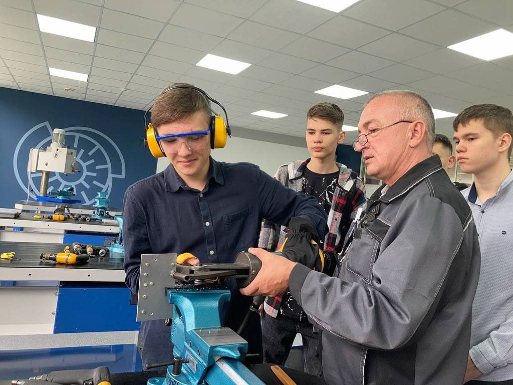 Пять образовательных кластеров объединили около 20 учреждений среднего профобразования СПО и более 40 предприятий в ДНР в рамках федерального проекта Профессионалитет В 2023 2024 годах профессиональные образовательные организации выиграли четыре гранта Были открыты три образовательных кластера СПО в сферах педагогики СМИ и коммуникационных технологий туризма и сферы услуг в состав которых вошли 12 профессиональных образовательных организаций и 40 предприятий работодателей В 2025 году открыты два образовательно производственных центра по строительству и сельскому хозяйству В их состав вошли семь организаций профобразования и три индустриальных партнера Такие меры помогают обновить материально техническую базу образовательных учреждений за счет бюджетных средств и частных инвестиций Например созданный на базе Мариупольского строительного профильного колледжа кластер Строительная отрасль получил 100 млн рублей гранта из федерального бюджета и 1 млн рублей от Роскапстроя Средства пойдут и на оснащение колледжа Кластер Сельское хозяйство создан за счет резервного фонда Правительства РФ на базе Волновахского технологического техникума Получено более 77 4 млн рублей федеральной субсидии свыше 780 тыс рублей из бюджета региона и 1 млн рублей софинансирования от индустриальных партнеров филиала компании Кубаньпродэко и Мариупольской птицефабрики В планах на 2026 год создание кластера Металлургия LarisaTolstykina