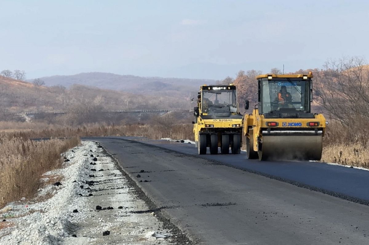 В Приморье завершается ремонт семи километров дороги к селу Безверхово Как сообщили в министерстве транспорта и дорожного хозяйства Приморского края объект находится в высокой степени готовности В ремонте участок с 8 5 по 15 5 километр Подрядная организация ООО Монтажсервис полностью уложила нижний слой асфальтобетона и приступила к укладке верхнего Уже готово 1 7 километра финишного покрытия Объём укладки асфальтобетона в день составляет примерно 1 5 километра Планируется завершить все работы в течение ближайших десяти дней при условии благоприятной погоды отметили специалисты ведомства  Отметим что работы ведутся по нацпроекту Инфраструктура для жизни в рамках народной программы партии Единая Россия ПОДПИШИСЬ НА КАНАЛ ЕДИНАЯ РОССИЯ ПРИМОРЬЕ ЕдинаяРоссия ЕР25 НароднаяПрограмма БезопасныеДороги