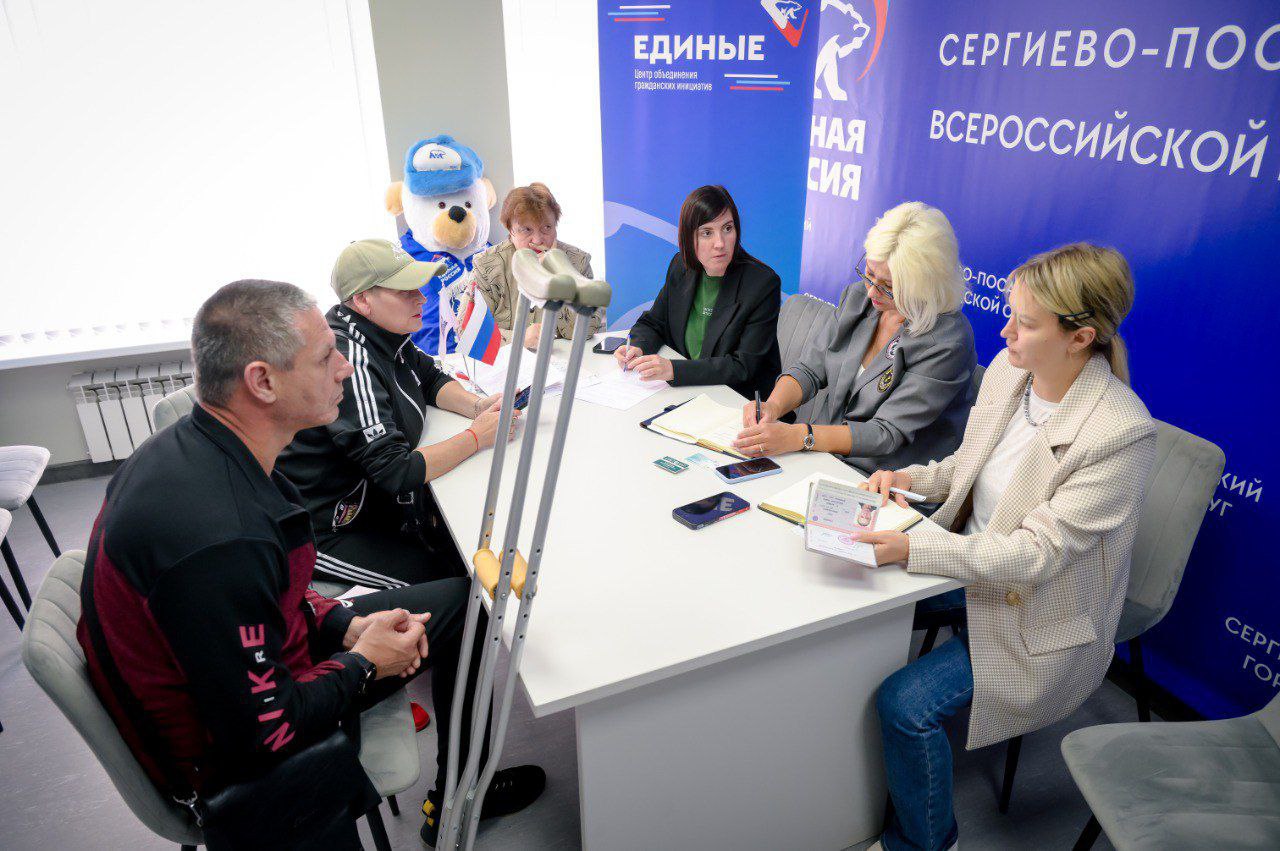 В общественной приёмной партии «Единая Россия» депутат окружного Совета Кристина Кижваева, представители центра офтальмохирургии «Светозар», фонд «Защитники Отечества» пообщались с участниками СВО по вопросам медицинского обеспечения. На приём пришли не только ветераны, жители округа, но и защитники, которые проходят реабилитацию в семейном центре им. Мещерякова. Подавляющее число обращений касались прохождения диагностики или лечения в центре офтальмохирургии. «Обращались 18 человек. Всем им будет оказана медицинская помощь. Мы пригласили их в нашу клинику для того, чтобы провести диагностическое и медицинское обследование, будет приём врача и направление на дальнейшее лечение», — сообщила Елена Димакова, исполнительный директор центра офтальмохирургии «Светозар». И если жители Подмосковья медицинскую помощь получают оперативно, то лечение ветеранов из других регионов решается персонально. «С разными проблемами обращались, но одна из главных проблем — бойцы, которые проходят у нас реабилитацию в нашем центре имени Мещерякова, они приезжают из разных регионов, и некоторым нужна помощь не только по офтальмологии или реабилитации зрения, но как мы узнали, кому-то надо к неврологу, травматологу, кому-то надо снять аппарат Илизарова. И вот это глобальная проблема, потому что полиса у них не только Московской области, а различных регионов. Столкнулись с таким вопросом: как им получить помощь», — отметила Кристина Кижваева, депутат Совета Сергиево-Посадского городского округа, член фракции партии «Единая Россия». Обращались ветераны СВО и с вопросами положенных выплат, обеспечении средствами реабилитации, а также порядке их оформления. Подобные приёмы для ветеранов СВО проходят регулярно и по признанию самих защитников безусловно нужны . «Я приходил сюда с вопросом по поводу зрения. Мне помогли, завтра записываюсь на лечение. Побольше бы таких мероприятий, потому что мы, бойцы, нуждаемся в помощи. Хотел бы сказать огромное спасибо за такую поддержку и помощь», — сказал Рустам Берсанов, ветеран СВО.