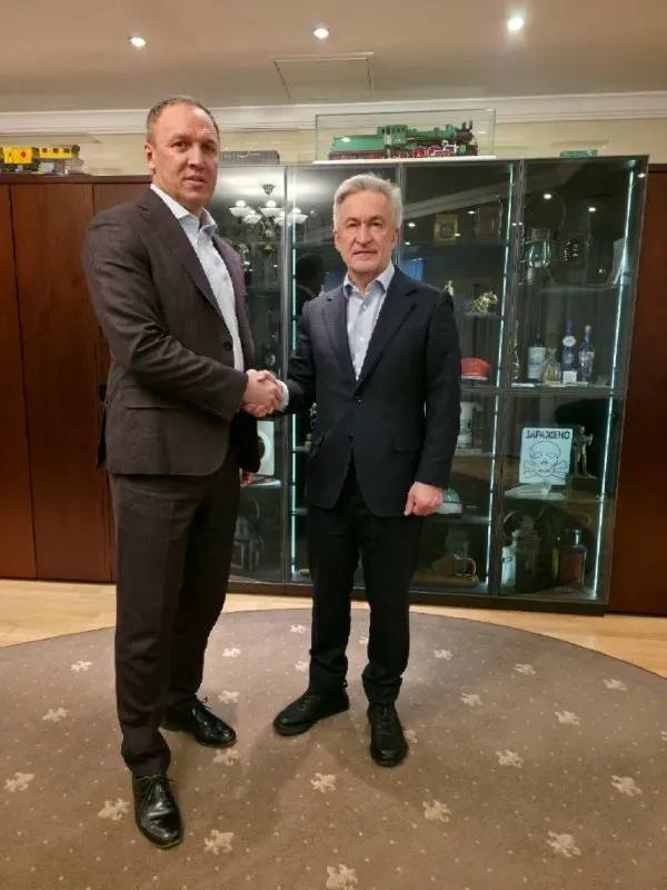 Путепровод в Белогорске отремонтируют до конца года С марта въезд на путепровод в Белогорске закроют для грузовиков тяжелее 4 тонн Организацию ремонта путепровода через Транссиб в Белогорске обсудили заместитель председателя правительства Амурской области Павел Матюхин и заместитель генерального директора ОАО РЖД Михаил Глазков пишет пресс служба регионального Минтранса Достигнута договоренность о выделении так называемых технологических окон специальных интервалов необходимых для проведения работ Всего потребуется около двухсот восьмичасовых окон с обязательным отключением контактной сети Это позволит выполнить ремонт качественно и в установленные сроки Сооружение построенное почти 40 лет назад уже не справляется с возросшими нагрузками Любой подобный объект требует регулярного содержания и ремонта Нам важно до конца года завершить его ремонт и обеспечить жителей стабильным транспортным сообщением отметил Павел Матюхин С 1 марта на путепроводе который соединяет центр города с микрорайоном Транспортный вводится временное ограничение на проезд грузовиков массой более 4 тонн Большегрузы смогут двигаться в объезд вдоль Транссиба по улицам Шевченко Космической и Базарной Для легковых автомобилей сохраняется скоростное ограничение в 40 км ч и требование соблюдать безопасную дистанцию Фото пресс службы регионального Минтранса ТЕЛЕПОРТ РФ здесь все об Амурской области  Мы в МАХ  Написать нам