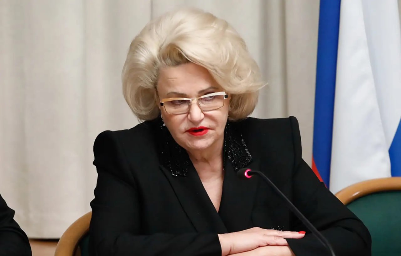 3 февраля в России произошло сразу два вооружённых нападения подростков на школы за сутки Глава комитета Государственной Думы по защите семьи вопросам отцовства материнства и детства Нина Останина в беседе с Ридусом предложила комплекс мер по борьбе с этим бедствием Образовательные организации это тоже объекты чрезвычайной опасности которые требуют чрезвычайных охранных мер Надо предпринять все чтобы там сидели не пожилые охранники из отставников утратившие уже профессиональные навыки чтобы их охраной занимались сотрудники Росгвардии полицейские потому что нет ничего дороже жизни наших детей сказала Останина Ридусу   www ridus ru n 783309 ridusnews