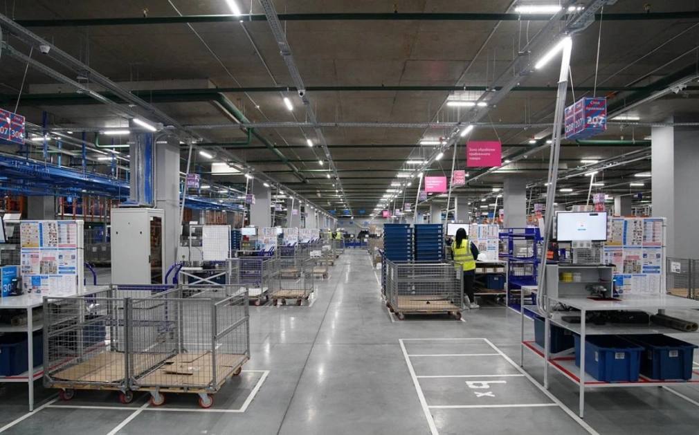 Подрядчик Ozon хочет построить под Уфой логопарк за ₽18 млрд «Ромекс Group» собирается инвестировать 18 млрд руб. в создание многофункционального логистического парка в селе Булгаково Уфимского района. Об этом владелец краснодарского холдинга Алексей Прокопенко сообщил на совещании «Инвестиционный час» у главы республики Радия Хабирова. По словам бизнесмена, площадь логопарка составит 200 тыс. кв. м. Арендаторами складского комплекса могут стать федеральные сети. На предприятии смогут трудоустроиться не менее 2 тыс. человек, сообщил Прокопенко. Для сравнения, достроенный «Ромекс Group» в ноябре 2024 года фулфилмент-центр Ozon в Благовещенске имеет площадь 90 тыс. кв. м, его стоимость составила 4 млрд руб., а заявленное количество рабочих мест — 1,4 тыс. РБК-УФА