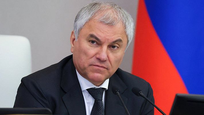 Вячеслав Володин Cегодня многие страны возвращаются к традиционным методам обучения Председатель Государственной Думы Вячеслав Володин в своем канале в МАХ продолжил обсуждение темы домашних заданий в школах отметив что ранее большинство подписчиков высказалось за совершенствование форматов а также изменение объема и содержания В первую очередь чтобы уйти от формализма и траты времени впустую при выполнении домашней работы добавил он Ранее по примеру ряда стран в нашу образовательную систему были внедрены различные инновации Спустя время видим некоторые из них способствуют процессу обучения а также более эффективному усваиванию материалов Вместе с тем есть и то что возможно было бы пересмотреть написал Володин По словам Председателя ГД сегодня многие страны возвращаются к традиционным методам обучения В качестве примера он привел Китай где запрещено при выполнении домашнего задания напрямую копировать материалы созданные искусственным интеллектом а учителям оценивать с помощью ИИ работы учеников В США в школах все чаще вводят в процесс обучения рукописные сочинения и экзамены на бумаге рассказал Володин В Швеции после активной цифровизации системы образования произошедшей в 2023 году вернули чтение книг и практику письма В Японии запрещено выдавать работу нейросетей за собственную Мировой опыт показывает все чаще оценка навыков и уровня знаний осуществляется через письменные экзамены лабораторные работы устные презентации заключил Председатель ГД ergosdumaofficial