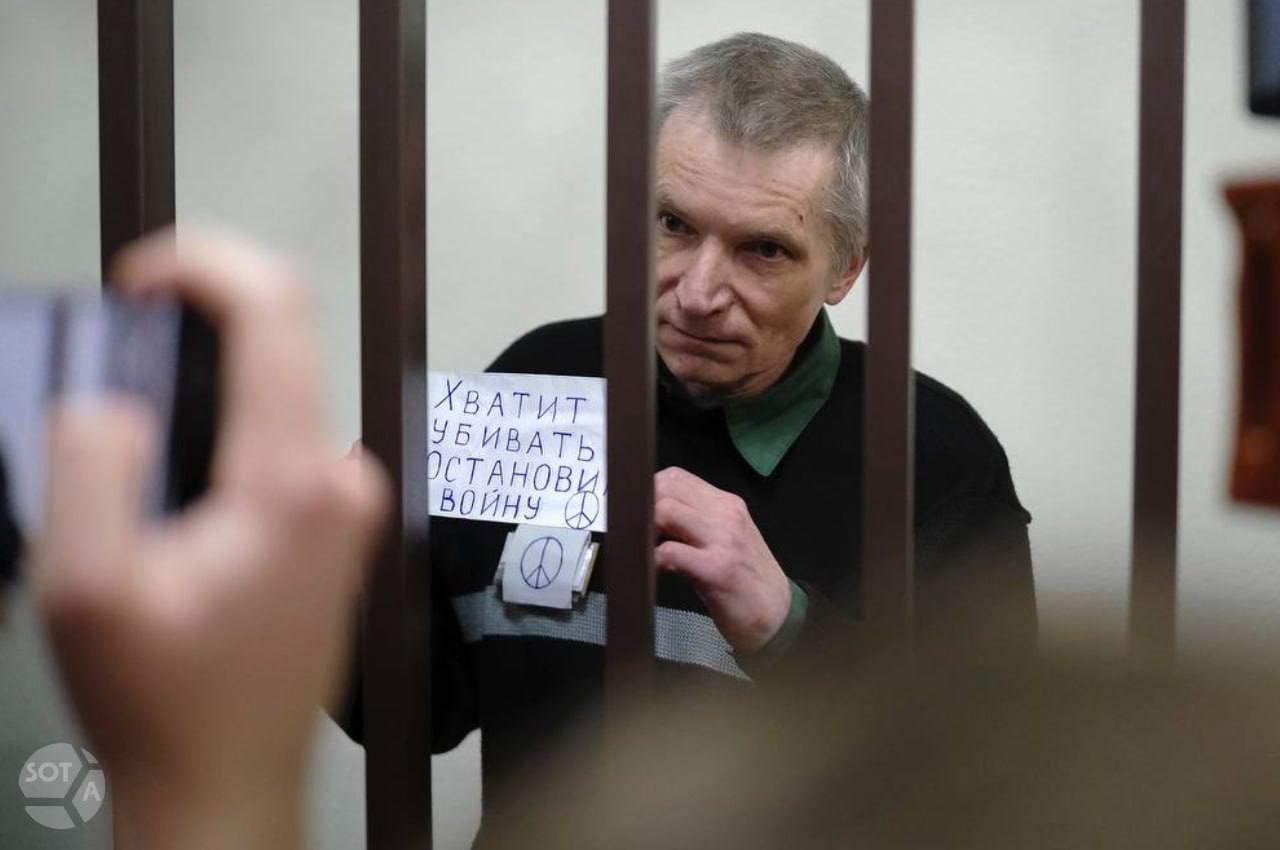 «Это не туристическая поездка и условия передвижения пыточные»: Алексей Горинов сообщил о подозрении на воспаление легких Группа поддержки политзаключенного Алексея Горинова опубликовала его письмо, написанное после долгого этапирования: «Это сообщение шлю из СИЗО Новосибирска, куда прибыл из Владимира, минуя Киров, Нижний Новгород, Пермь, с остановкой в Екатеринбурге на ночь и далее через Тюмень. Настроение бодрое, но есть подозрение на воспаление легких. Конечно, это не туристическая поездка и условия передвижения пыточные», — пишет Горинов. Близкие Горинова опасаются, что он может не перенести пневмонию, так как не имеет части легкого. «Сам Алексей очень редко жалуется на здоровье и если уж он и сам пишет о воспалении легких , то можно подозревать, что ситуация очень тяжелая. Особенно, при таком длительном этапе», — пишет группа поддержки политзаключенного. Бывший московский муниципальный депутат отбывает 8-летний срок: сначала его приговорили к 7 годам за то, что он выступил против проведения муниципальных праздников во время войны, а позже добавили срок за разговор с другими заключенными, в котором усмотрели «оправдание терроризма». В заключении здоровье 63-летнего Горинова сильно ухудшилось.
