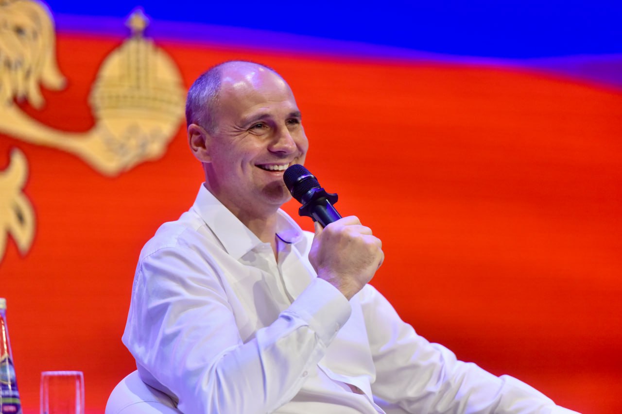 Руководитель Свердловской области Денис Паслер посетил «Школу волонтеров Урала» в Сухом Логу, где встретился и пообщался с более чем 200 активными добровольцами  Глава региона поприветствовал участников форума, отметив их энергичность, неравнодушие и стремление помогать людям, обществу и государству.  В департаменте информационной политики региона рассказали, что на встрече председатель филиала Гуманитарного добровольческого корпуса Анастасия Мирошникова предложила собирать для воинов, которые приехали в госпитали после ранений, наборы с вещами — так называемый «Рюкзак солдату». Глава региона поддержал инициативу волонтеров.    Подробности читайте на сайте «Областной газеты».     Полина Зиновьева, «Областная газета»   Подписаться на «ОГ» Прислать новость Поддержать канал
