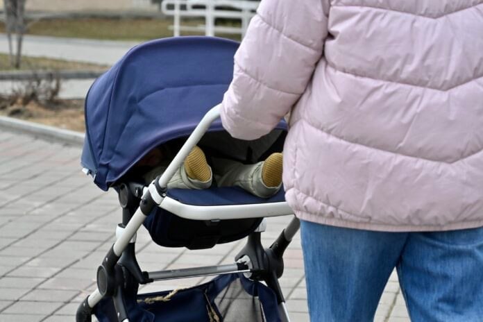 Отделение Социального фонда России по Свердловской области за пять лет автоматически выдало более 112 тыс. сертификатов на материнский капитал. В стране выплата считается одной из самых востребованных мер господдержки семей с детьми Для получения маткапитала проактивно семьям не нужно никуда обращаться и подавать документы. Данные о рождении детей в автоматическом режиме поступают в региональное отделение СФР из органов ЗАГС. Решение о выдаче сертификата принимают в течение пяти рабочих дней после поступления сведений и направляют в личный кабинет мамы на портале Госуслуг. Полина Зиновьева, «Областная газета» Подписаться на «ОГ» Поддержать канал