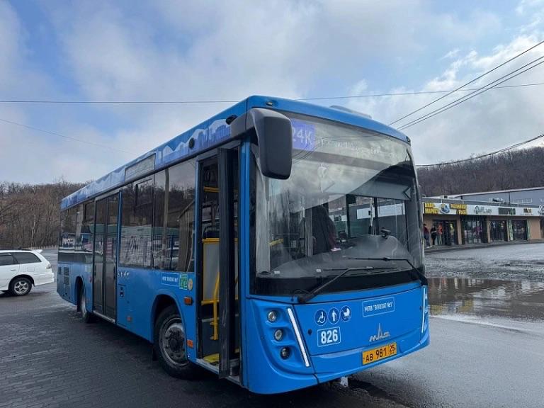 Во Владивостоке подняли минимальную оплату труда для водителей новых автобусов на городском предприятии ВПОПАТ 1 Сотрудникам предлагается от 120 тыс руб в месяц ранее размер предложения составлял 100 тыс руб Ранее предлагаемый размер оплаты труда составлял от 100 тыс руб в месяц увеличившись на 20 Условия указанные в вакансии остались прежними Как рассказали РБК Приморье представители мэрии средняя заработная плата на транспортном предприятии составляет 140 150 тыс руб Подписывайтесь на РБК Восток